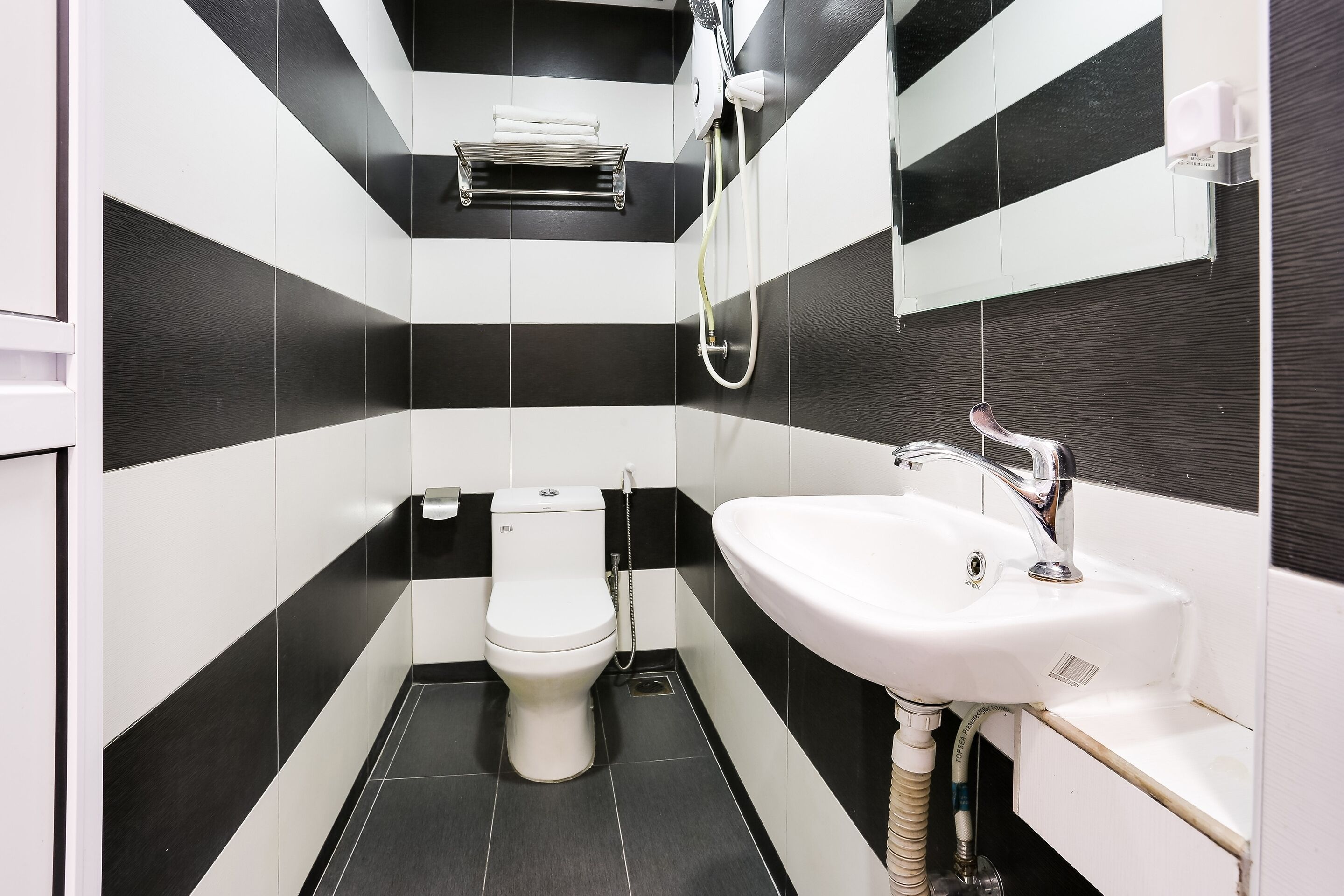 Rich Hotel by OYO Rooms