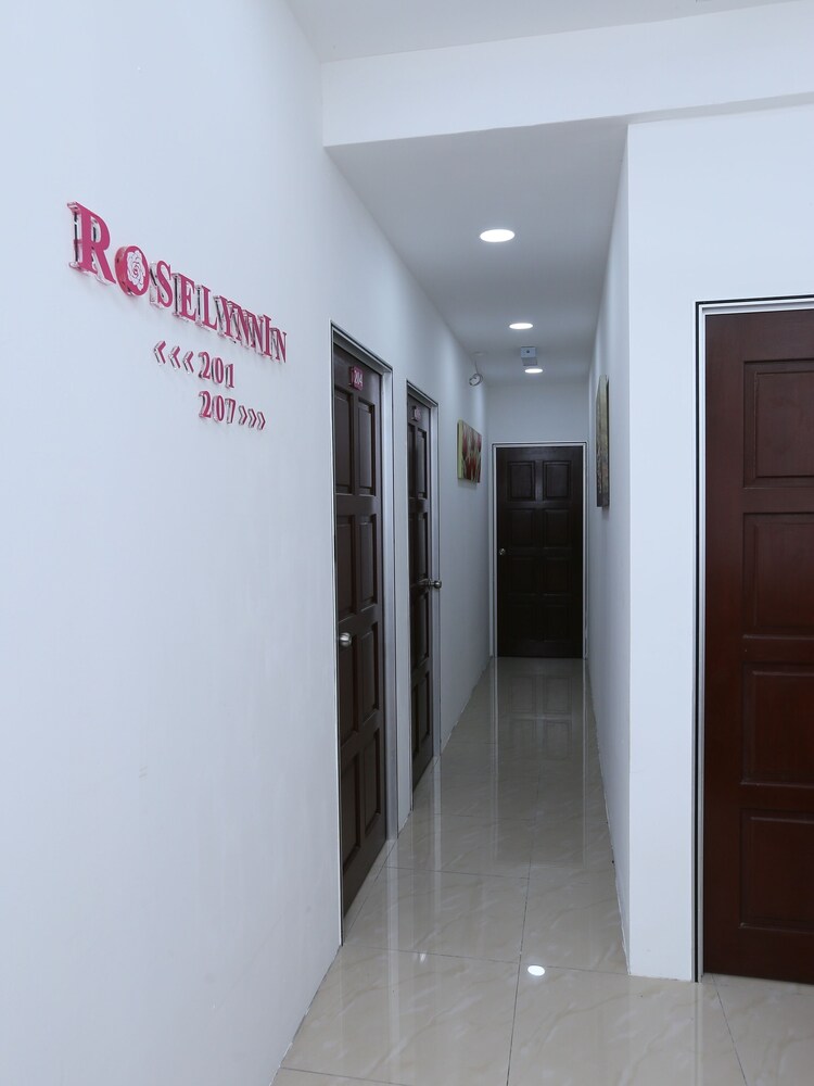 Roselyn Inn by OYO Rooms