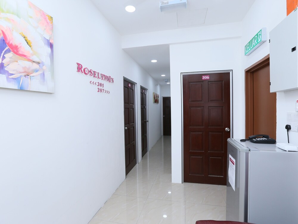 Roselyn Inn by OYO Rooms
