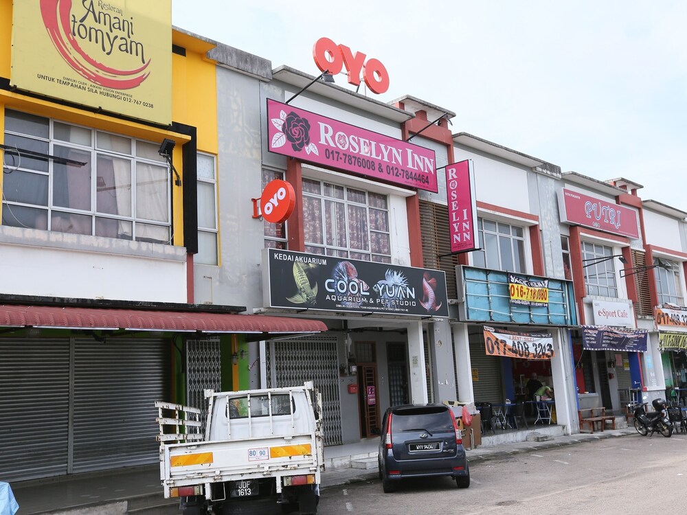 Roselyn Inn by OYO Rooms