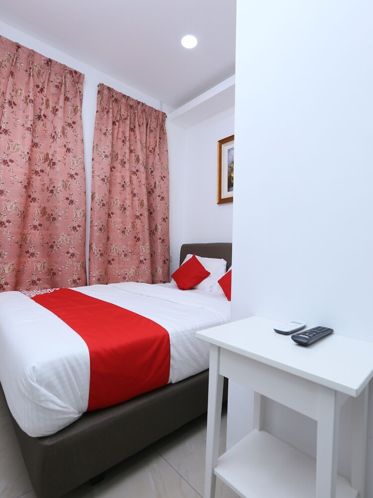 Roselyn Inn by OYO Rooms