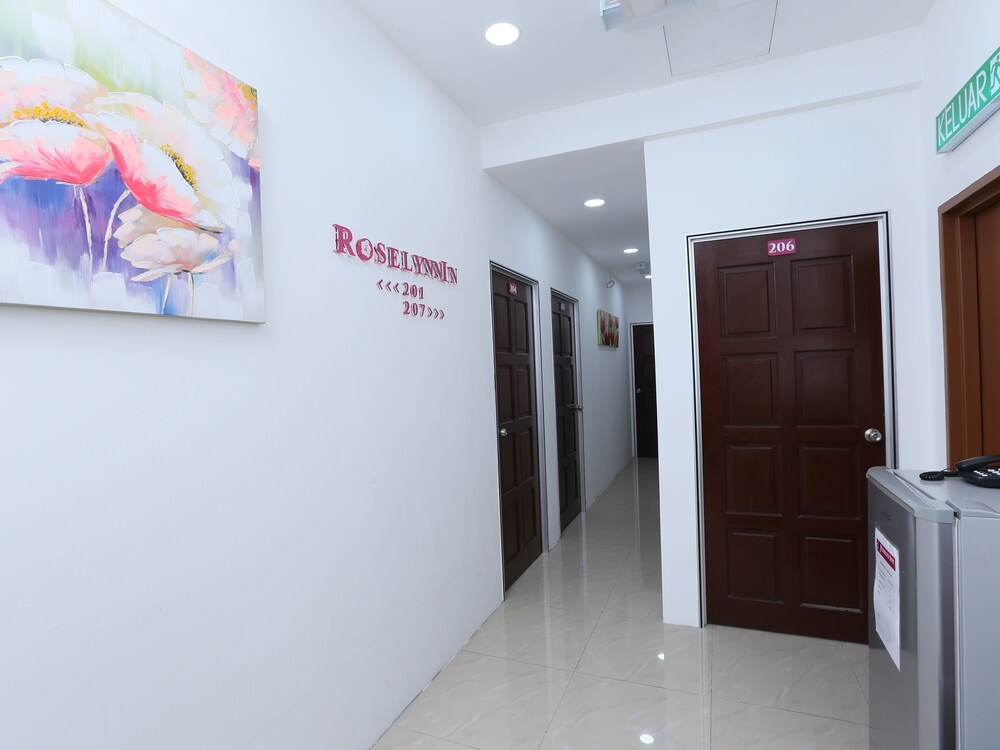 Roselyn Inn by OYO Rooms