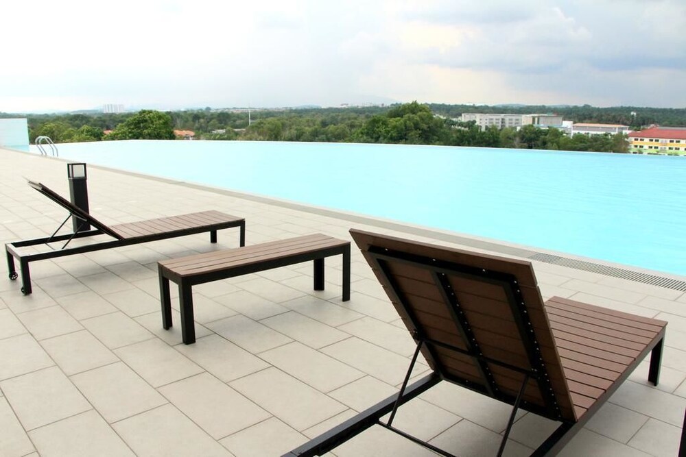 The Raffles Suites by Stayshare Homes