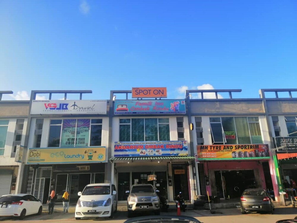 Famili Inn Ombak Rindu by OYO Rooms