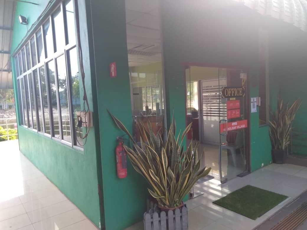 Oyo 89799 Hi 5 Holiday Village