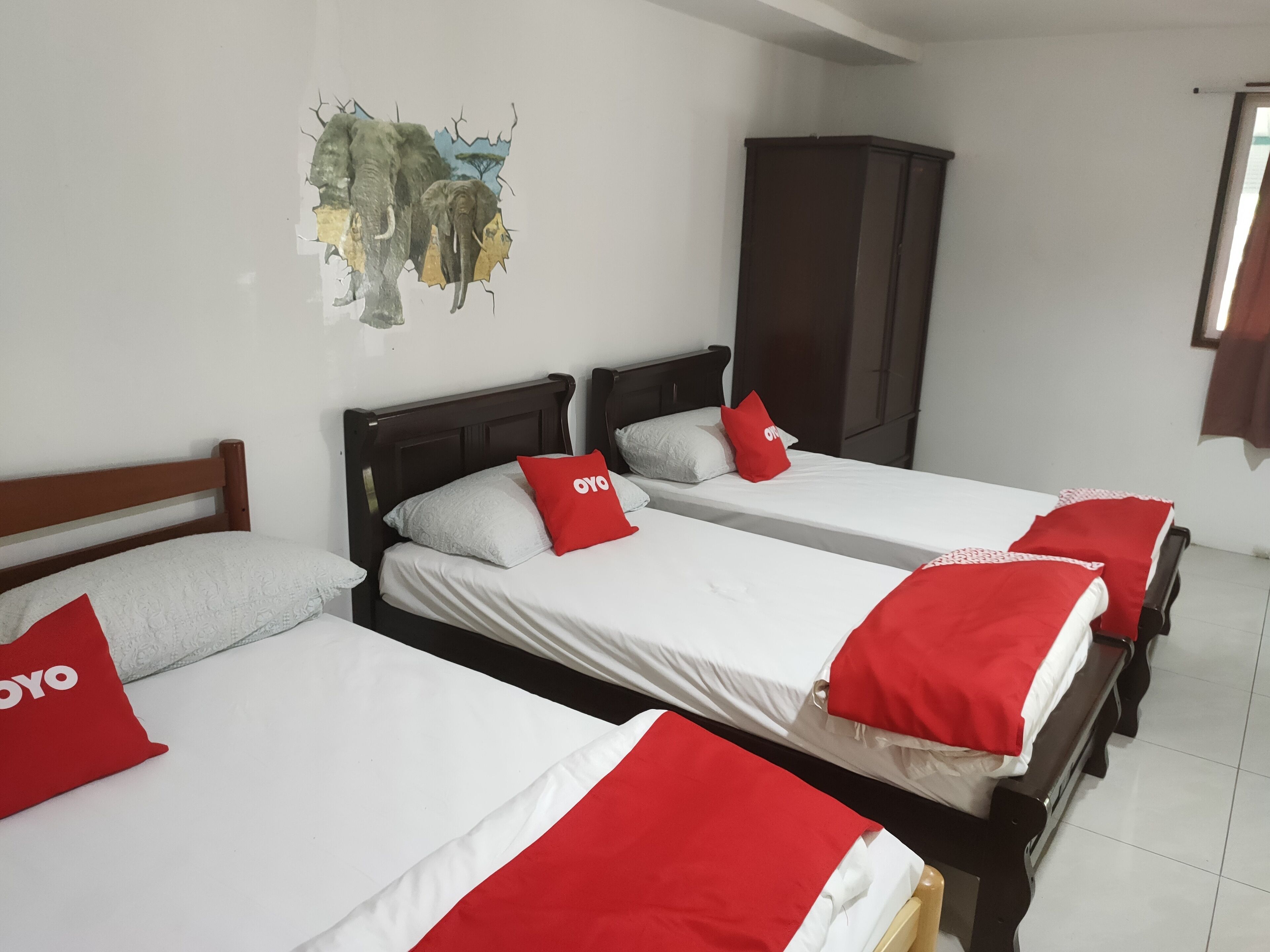 Oyo 89799 Hi 5 Holiday Village