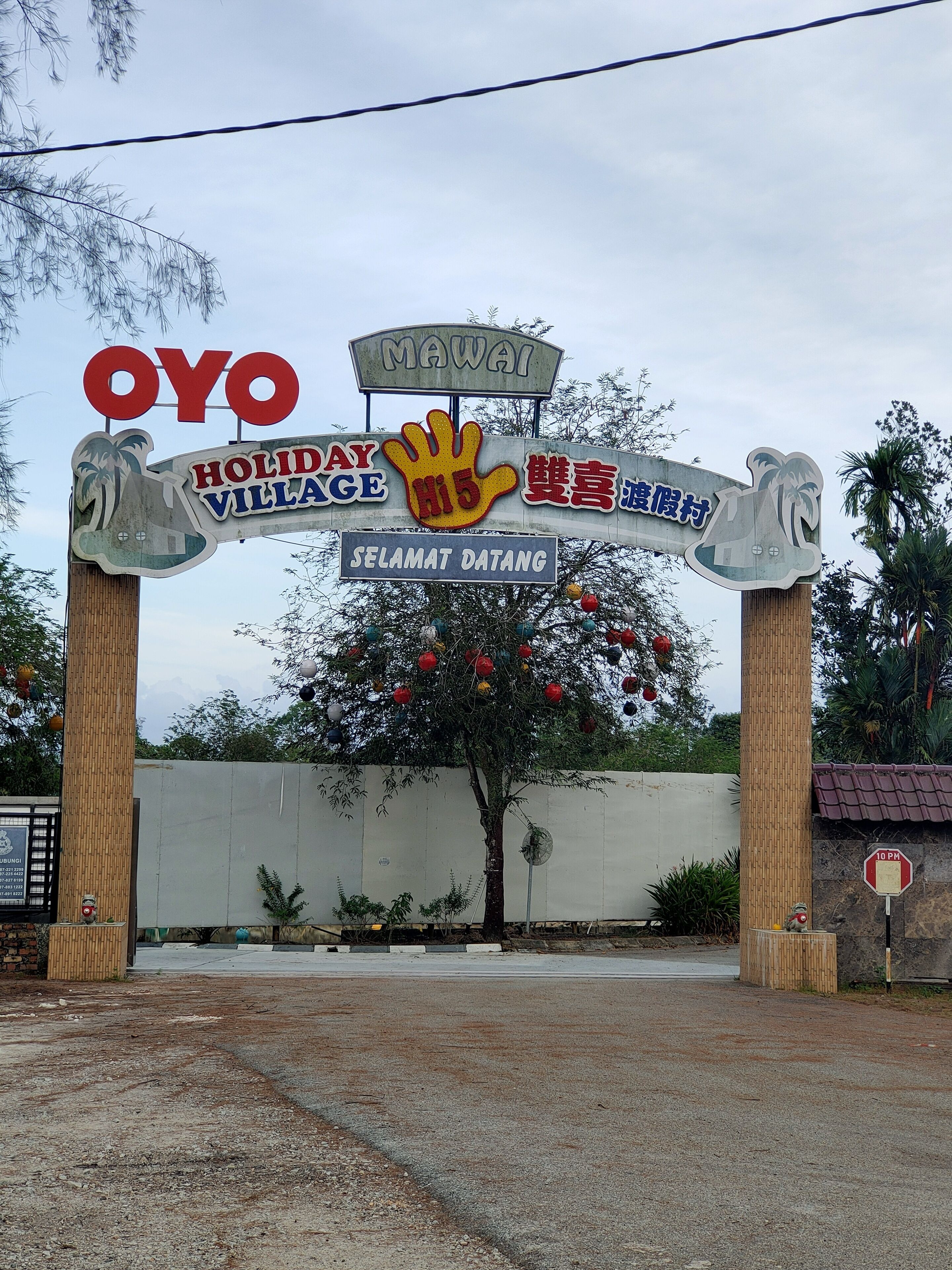 Oyo 89799 Hi 5 Holiday Village