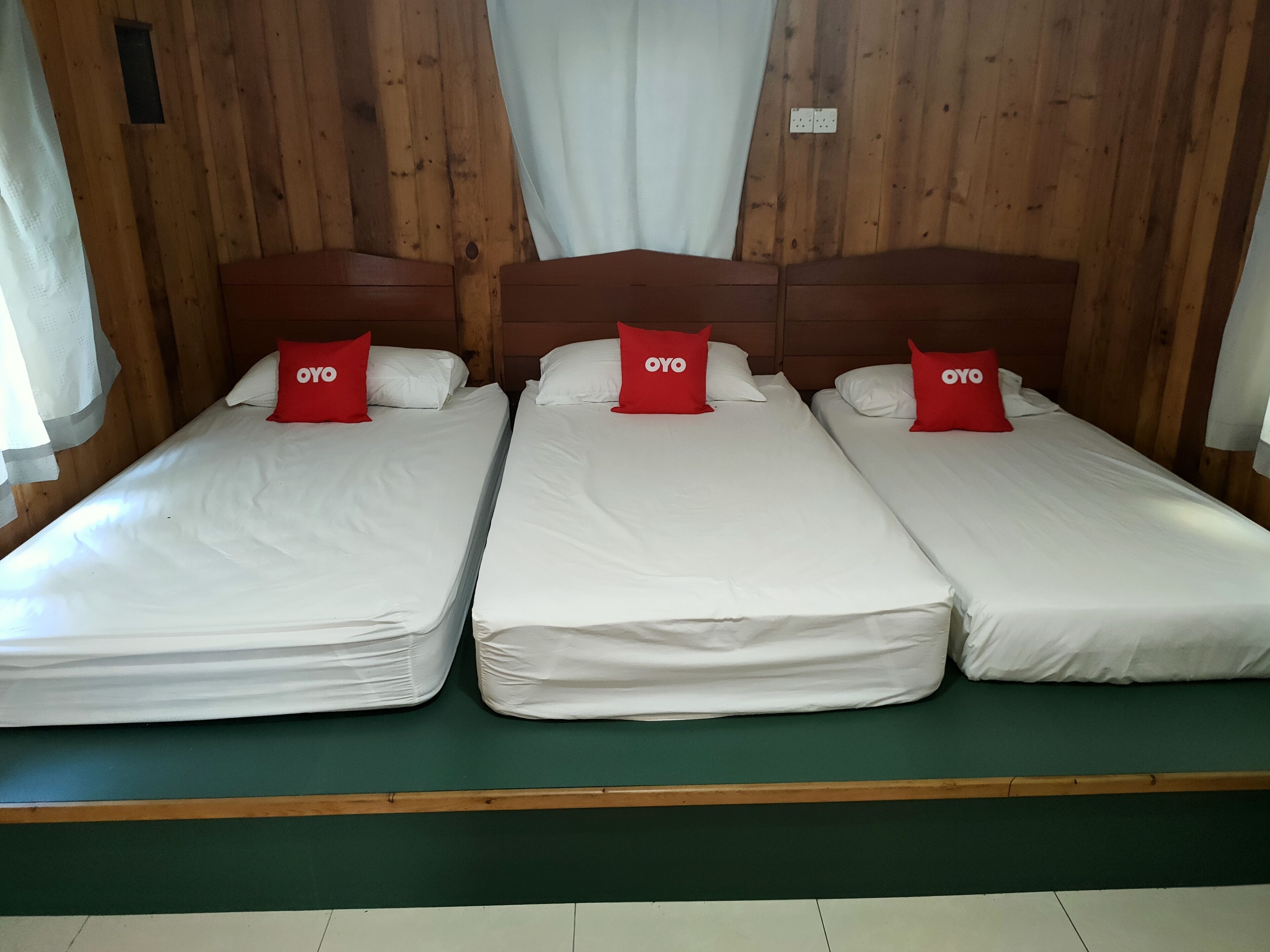 Oyo 89799 Hi 5 Holiday Village