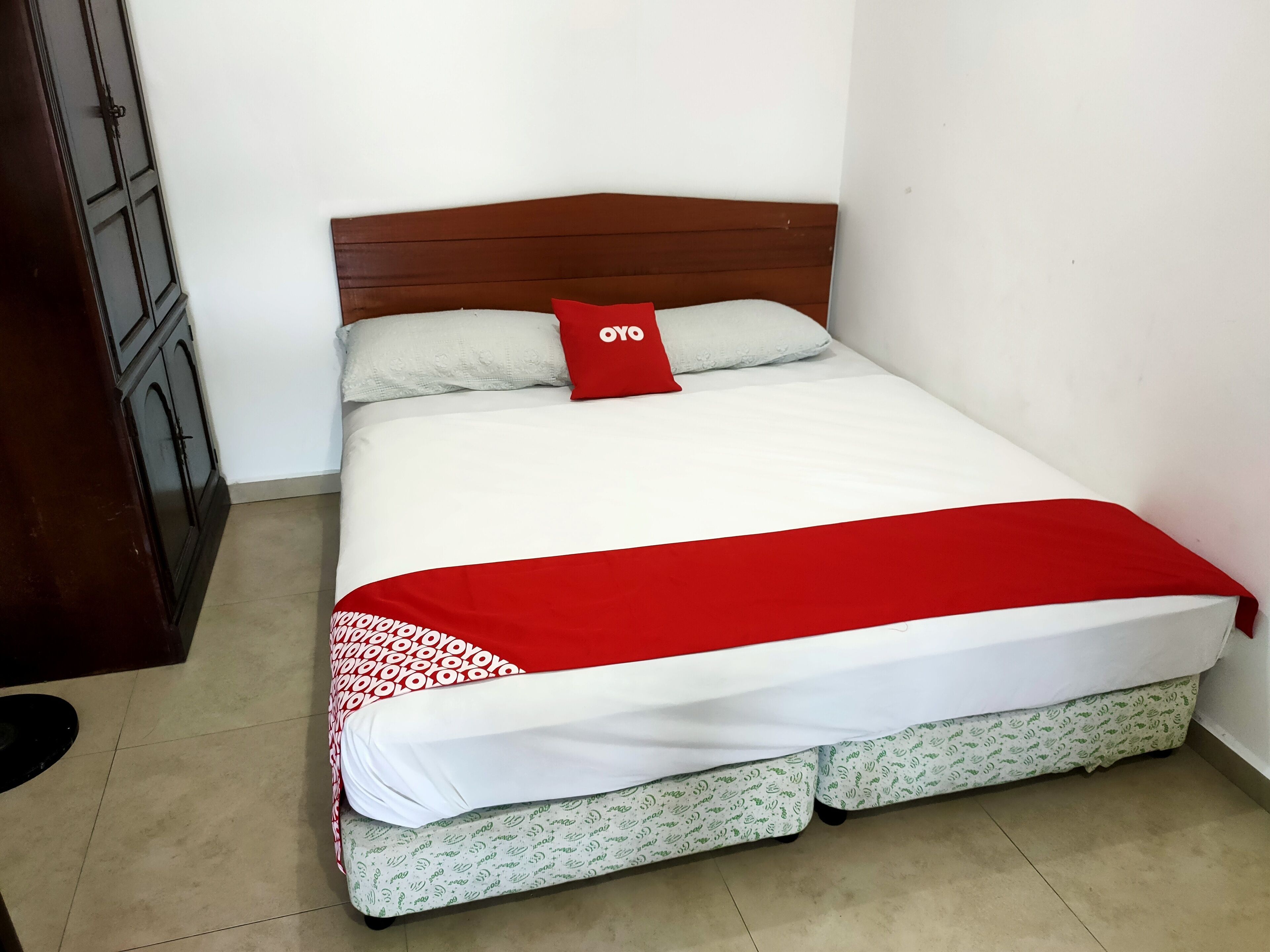 Oyo 89799 Hi 5 Holiday Village