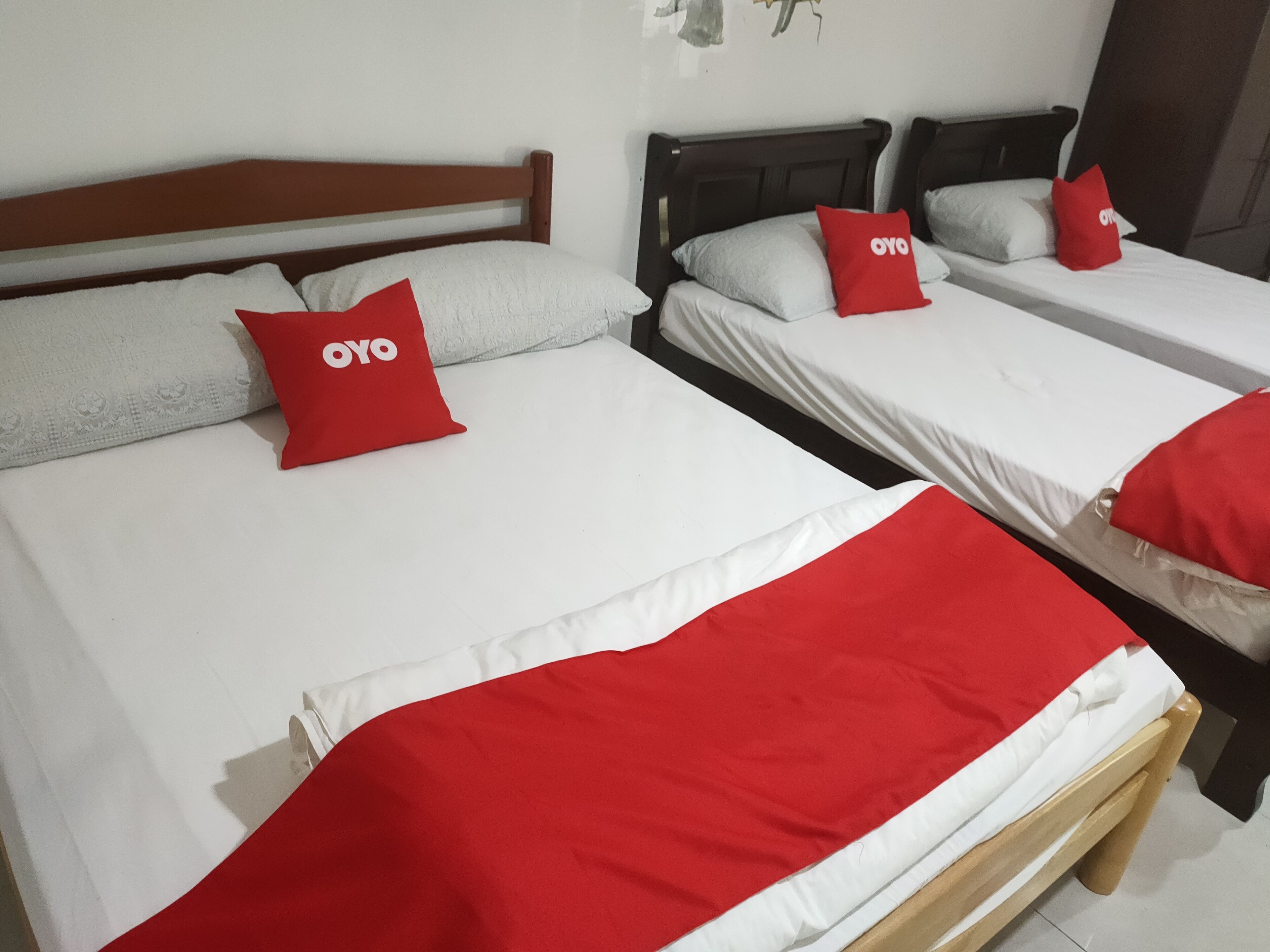 Oyo 89799 Hi 5 Holiday Village