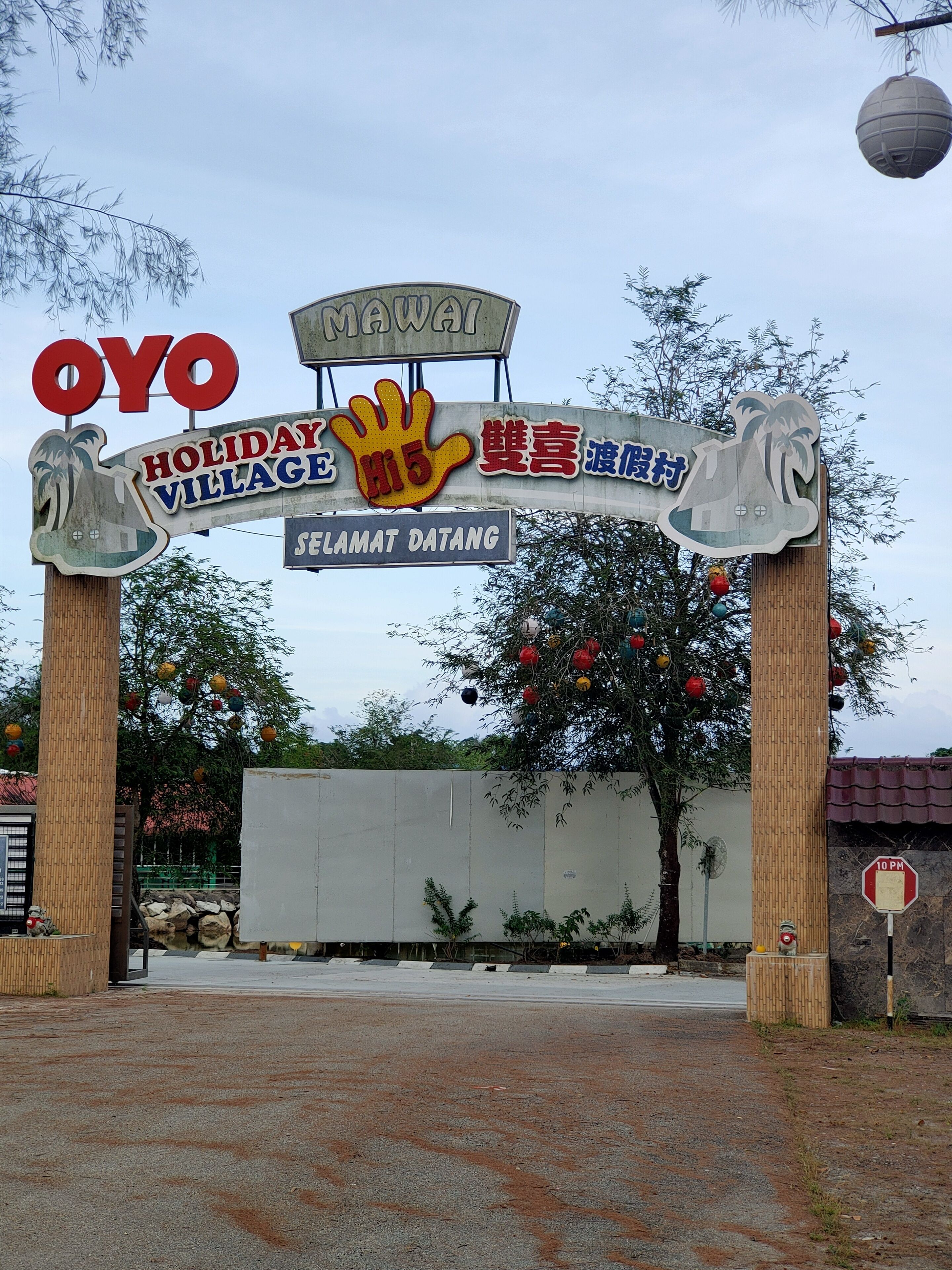 Oyo 89799 Hi 5 Holiday Village