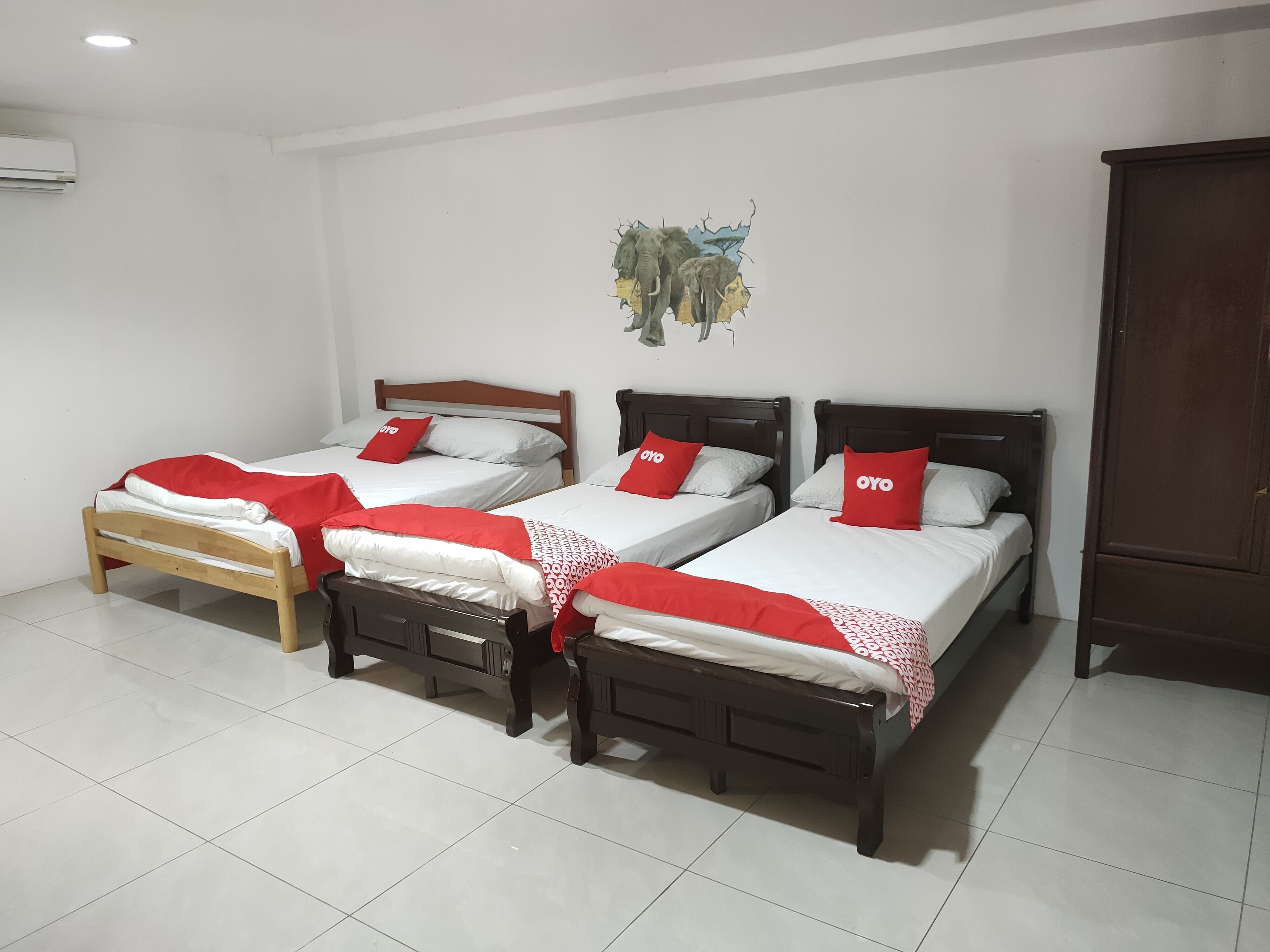 Oyo 89799 Hi 5 Holiday Village