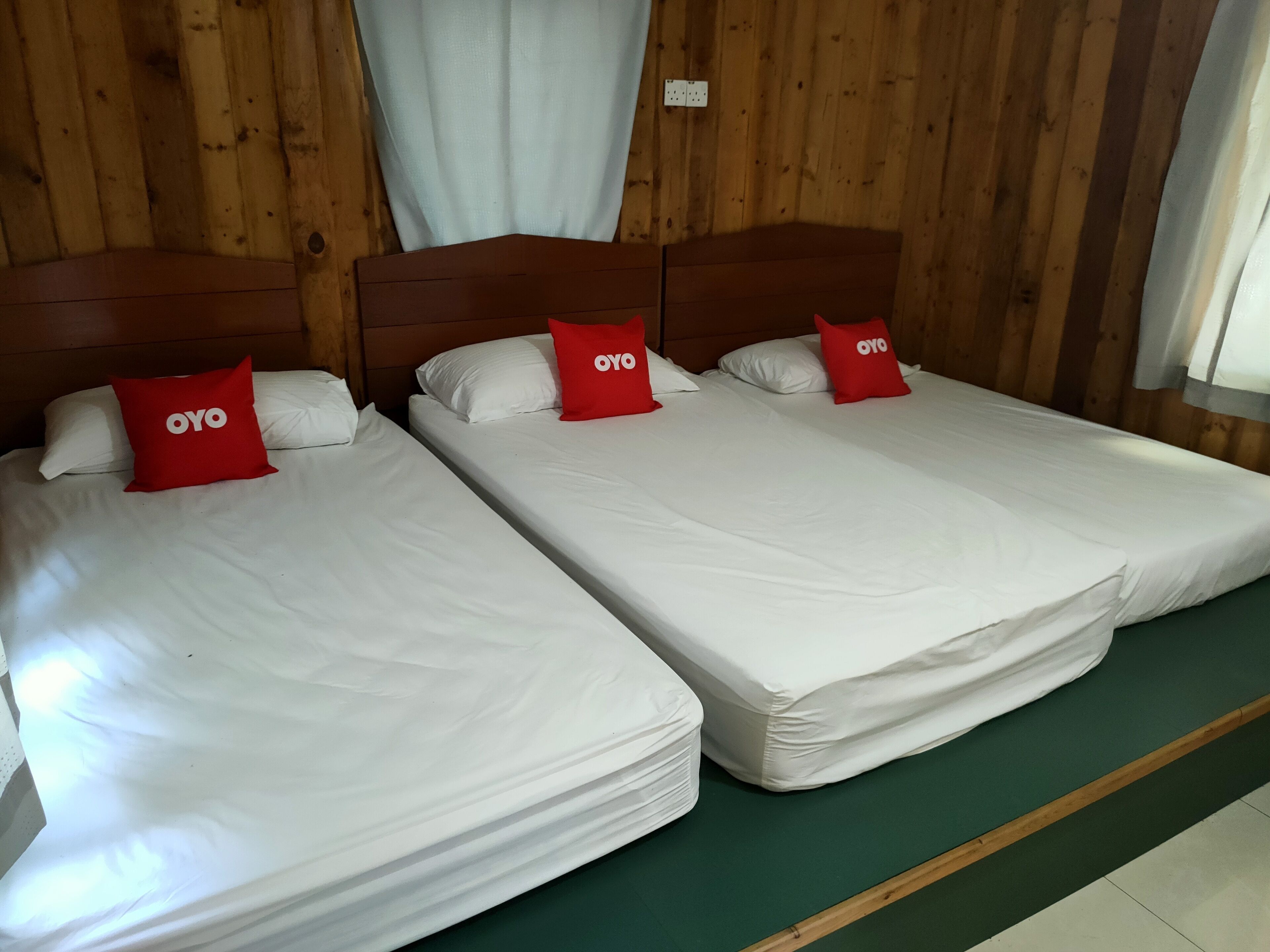 Oyo 89799 Hi 5 Holiday Village