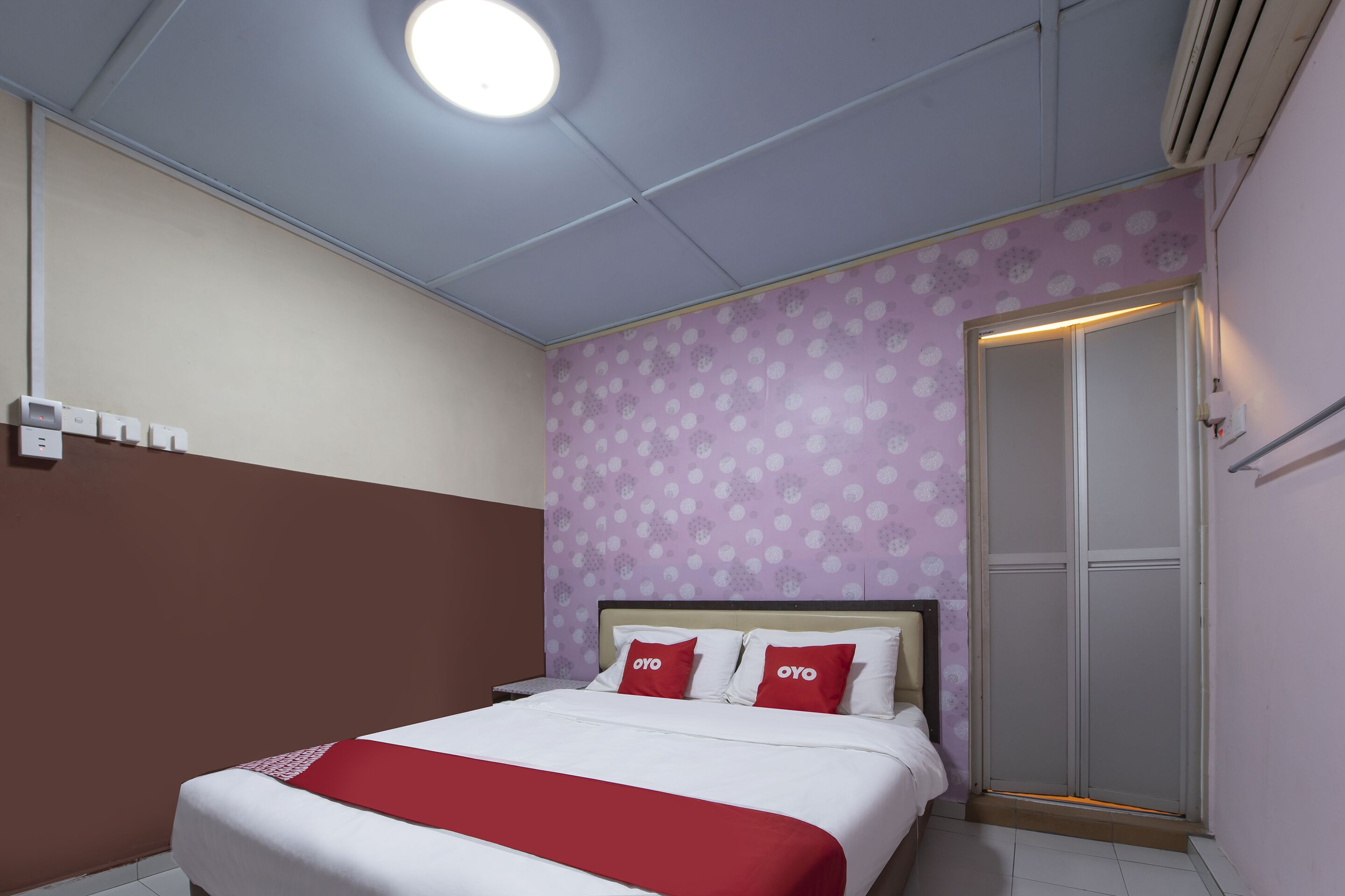Spot On 90305 Hen Hen Hotel