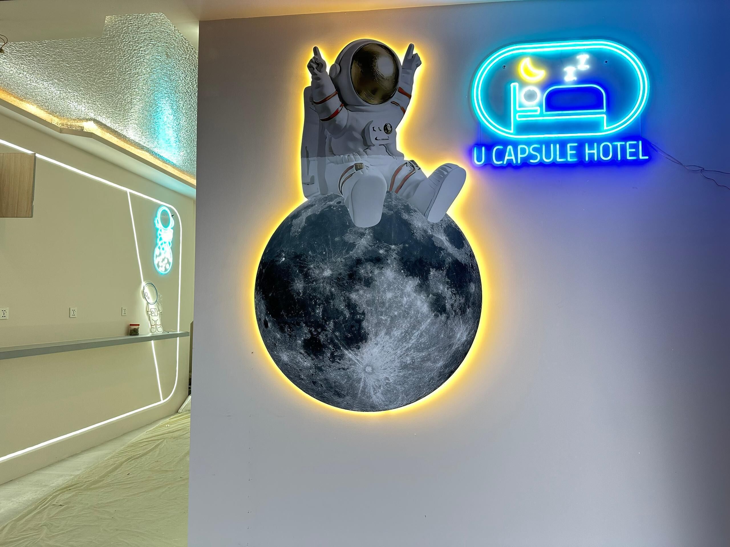 U Capsule Hotel