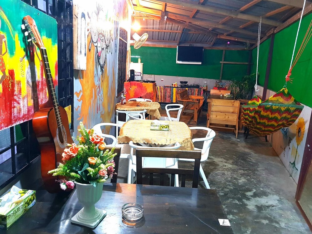 Bobi's Cafe Backpackers Hostel
