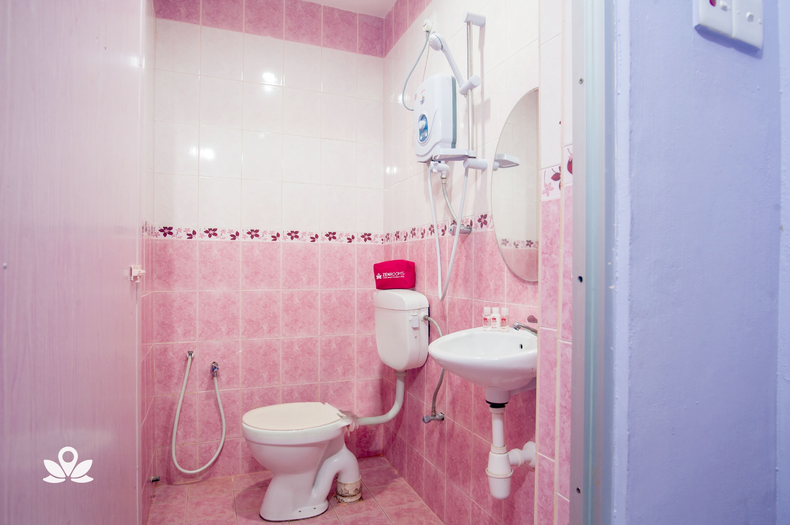 ZEN Rooms Bromedy Motel