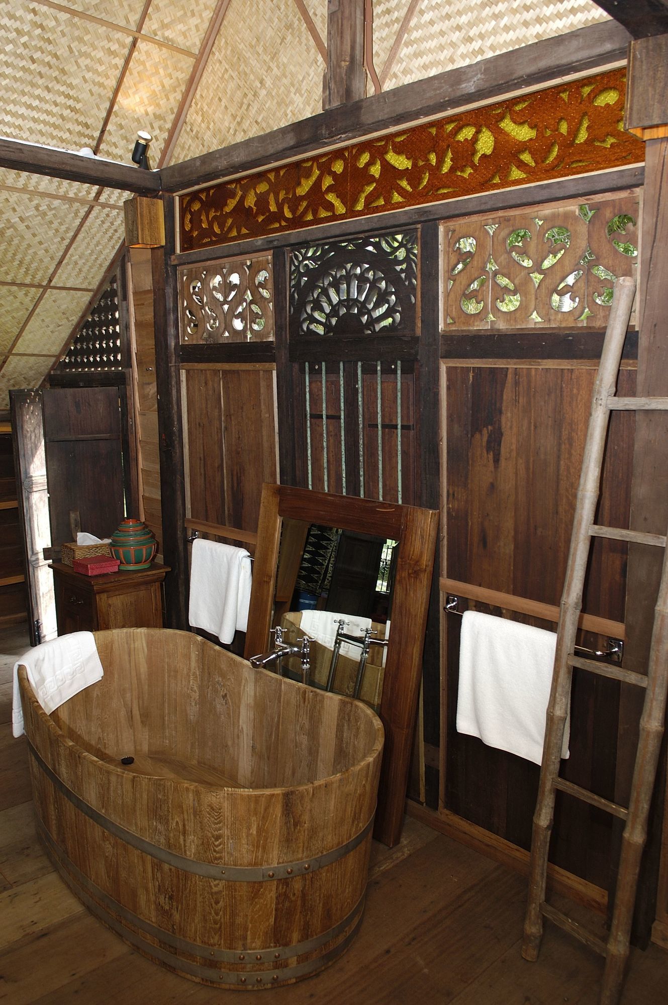 Bon Ton Antique Wooden Villas