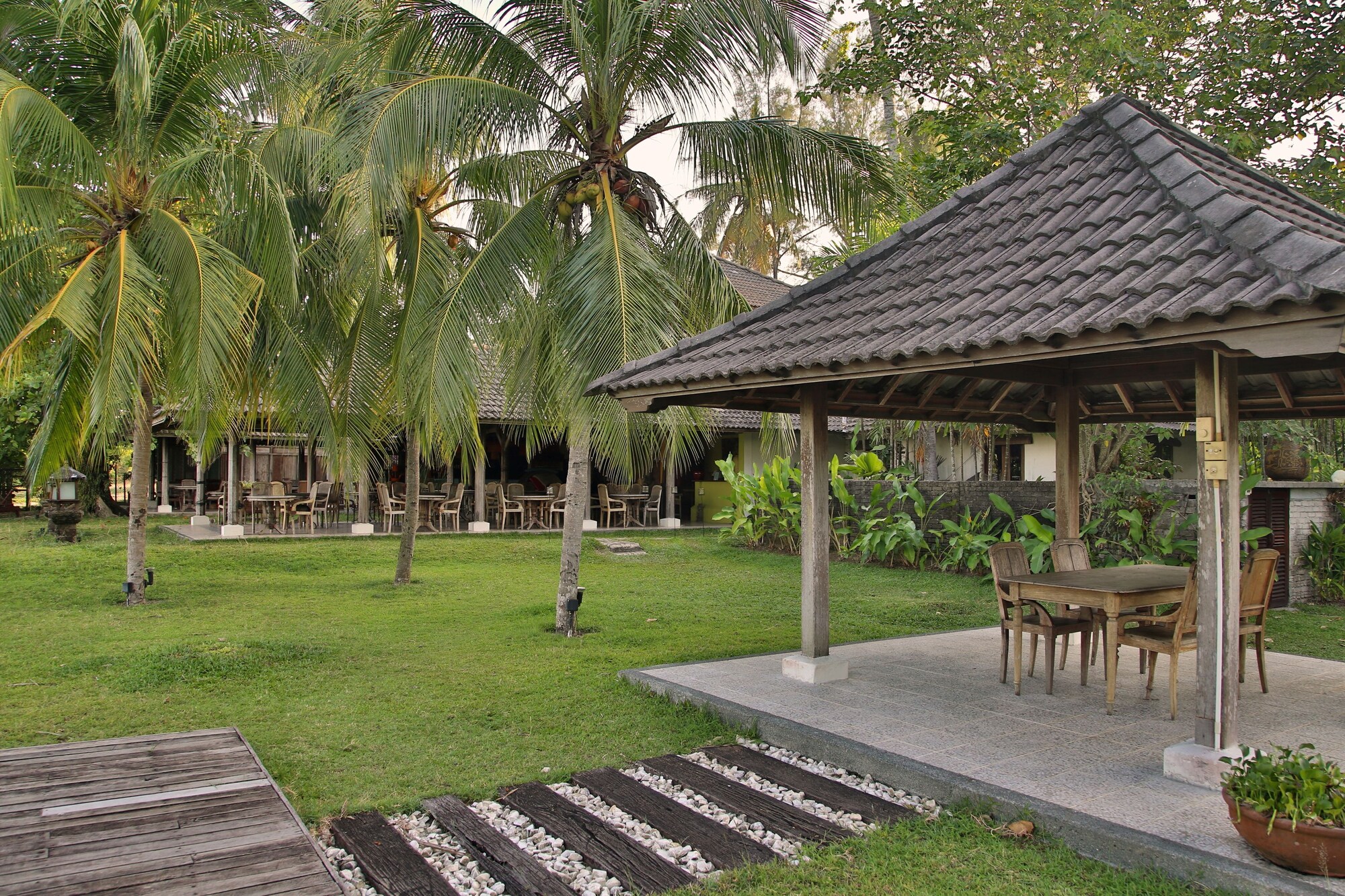 Bon Ton Antique Wooden Villas