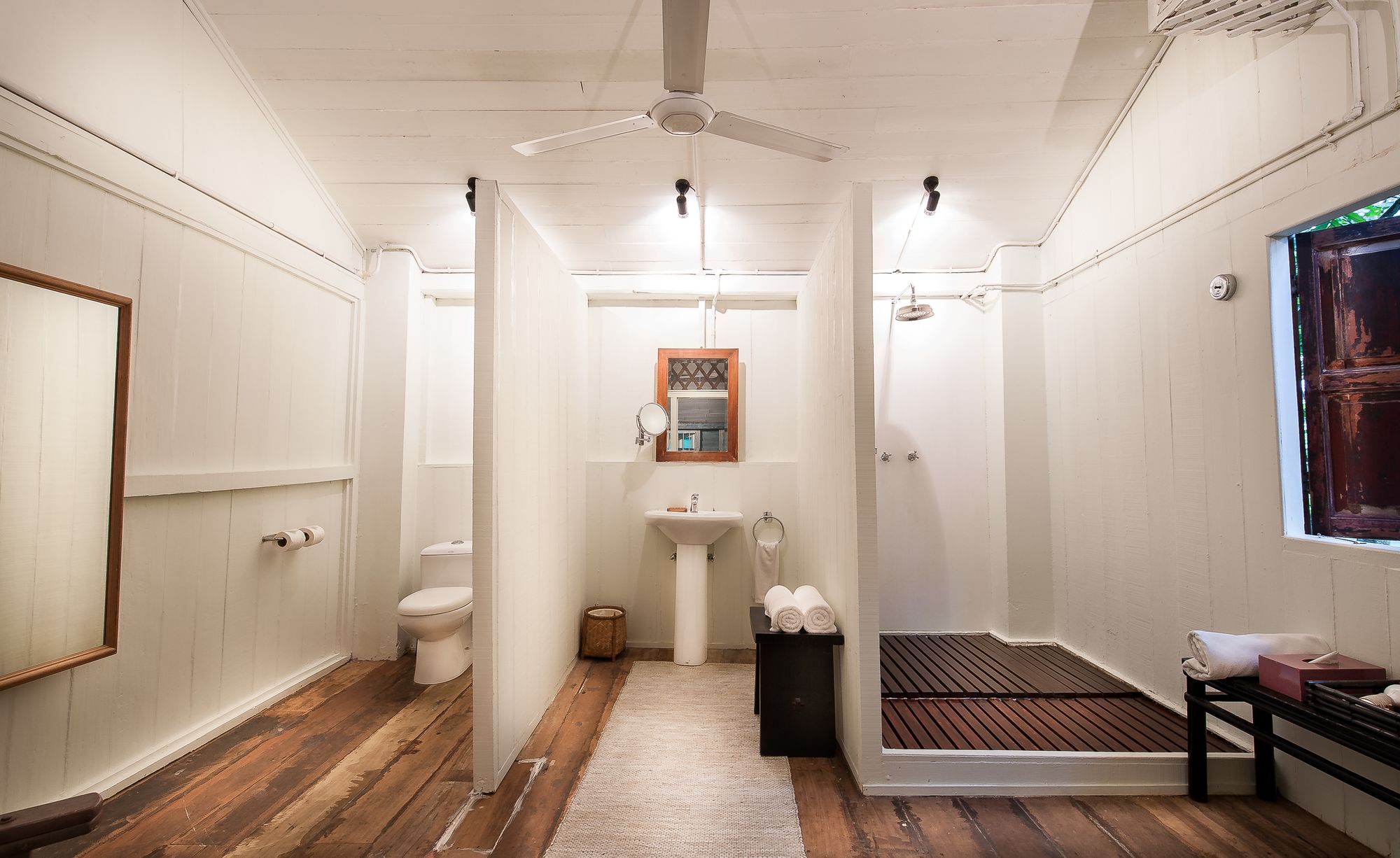 Bon Ton Antique Wooden Villas