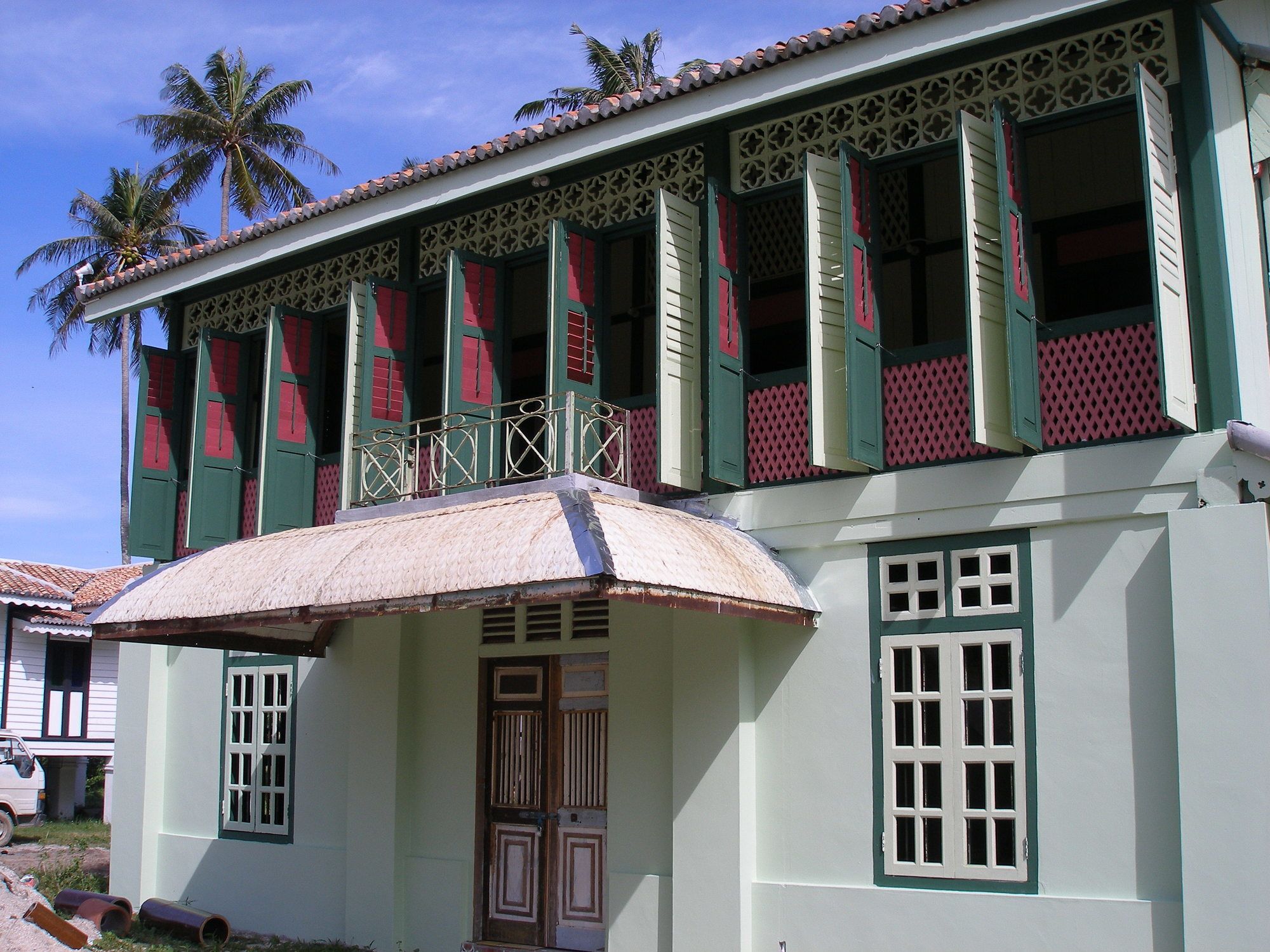 Bon Ton Antique Wooden Villas