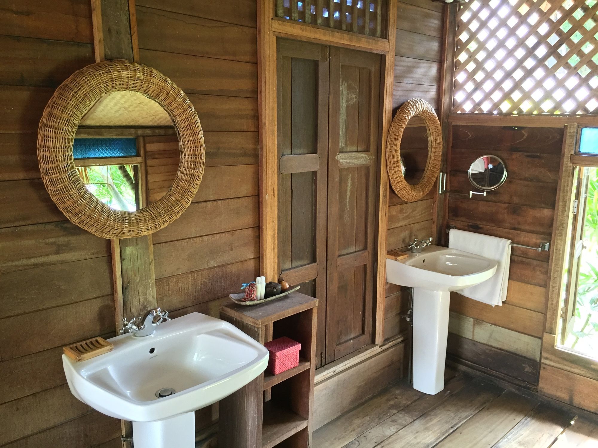 Bon Ton Antique Wooden Villas