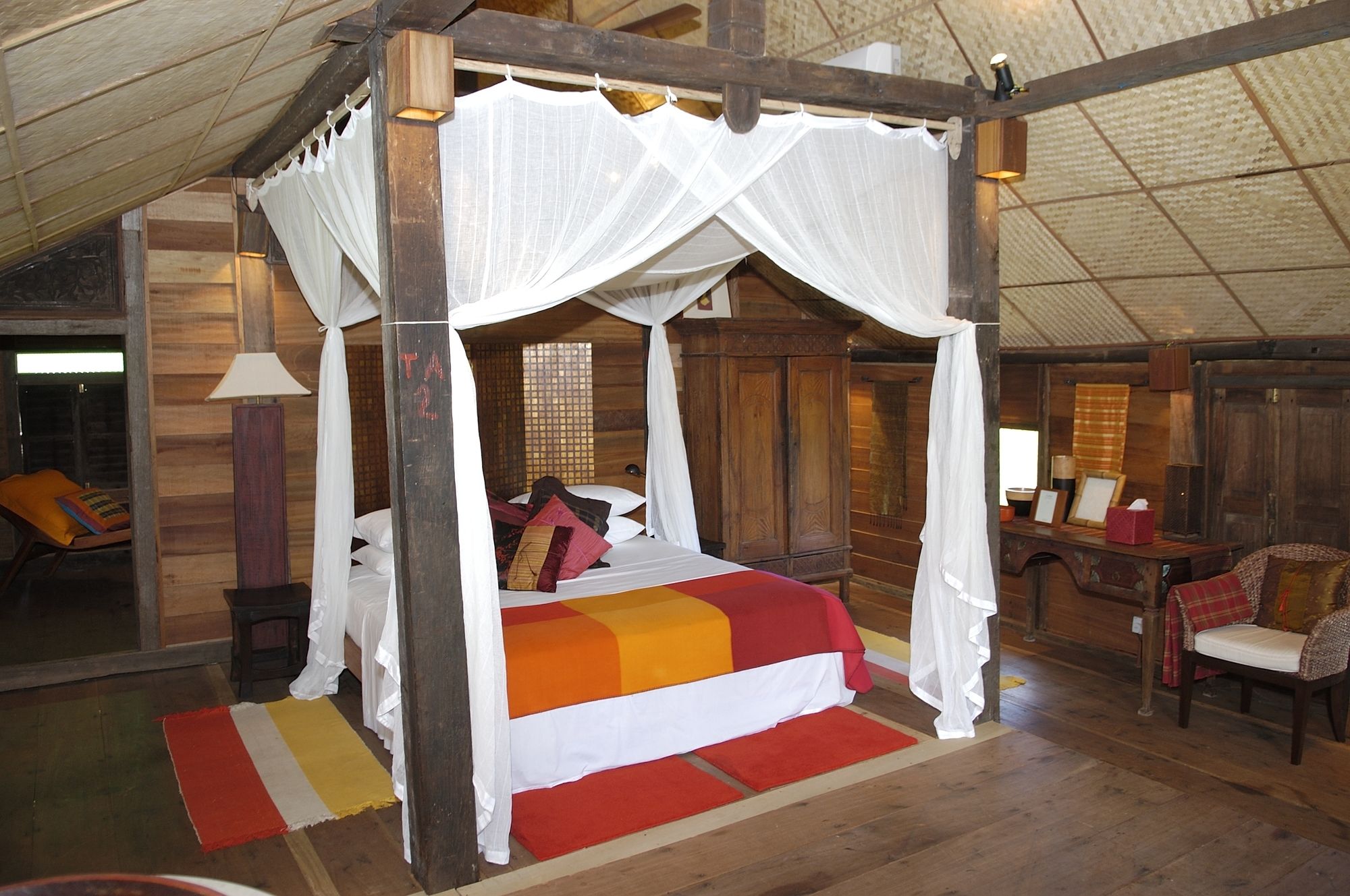 Bon Ton Antique Wooden Villas