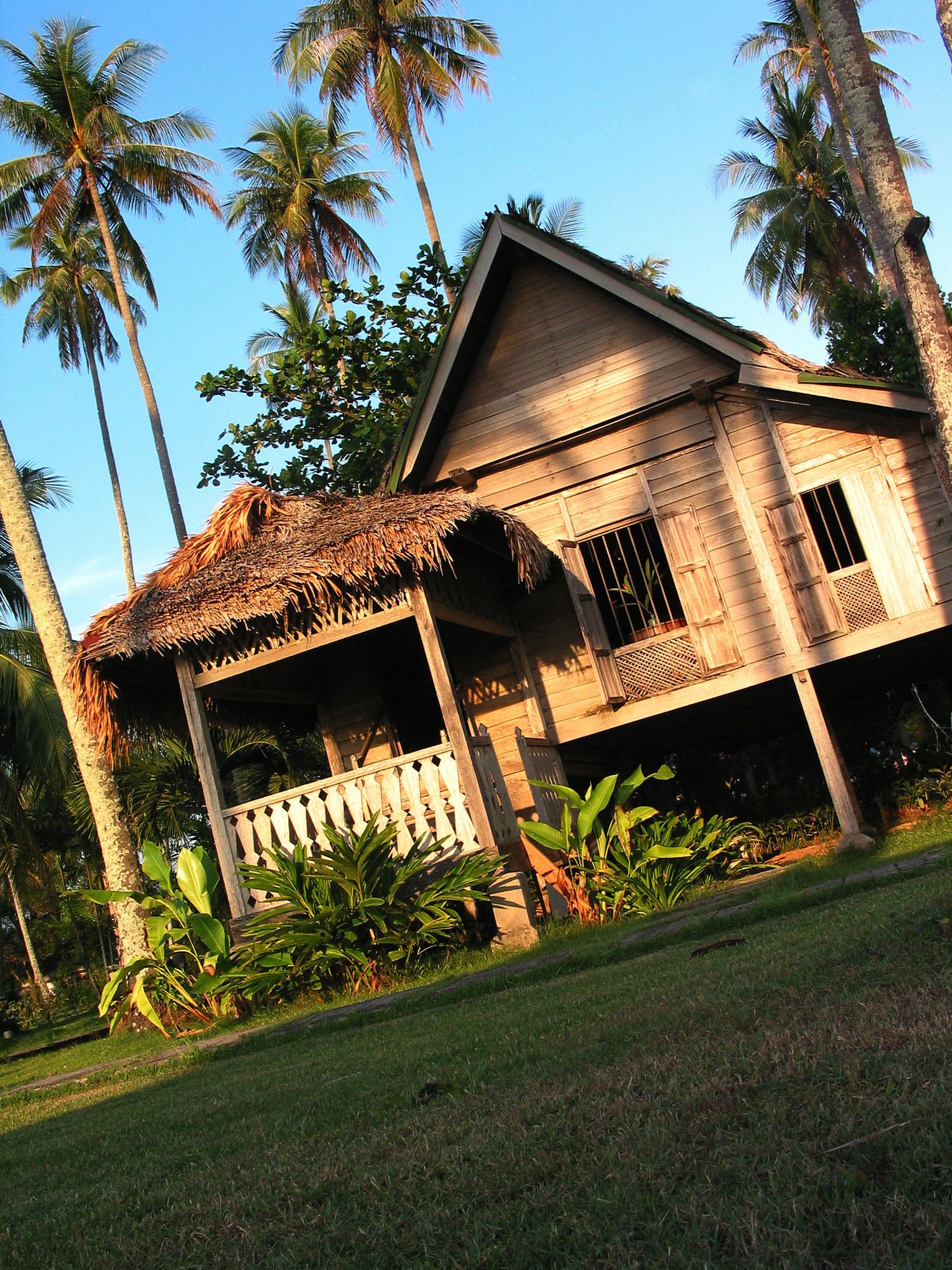 Bon Ton Antique Wooden Villas