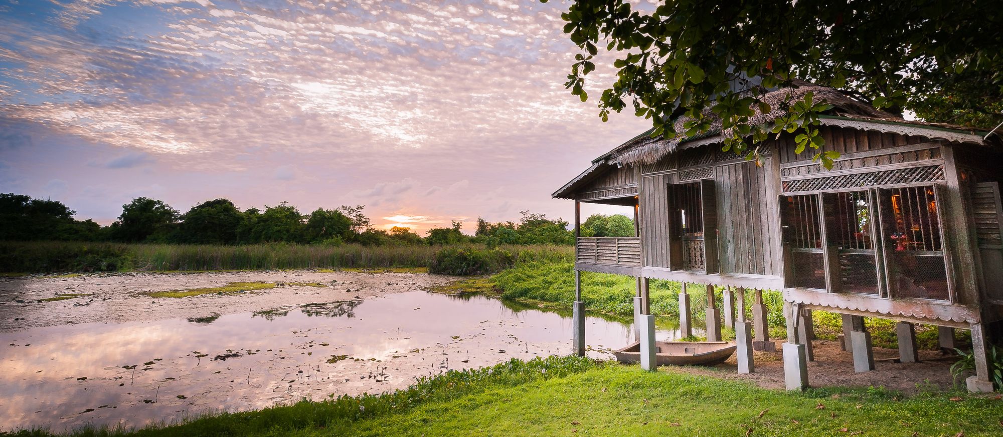 Bon Ton Antique Wooden Villas
