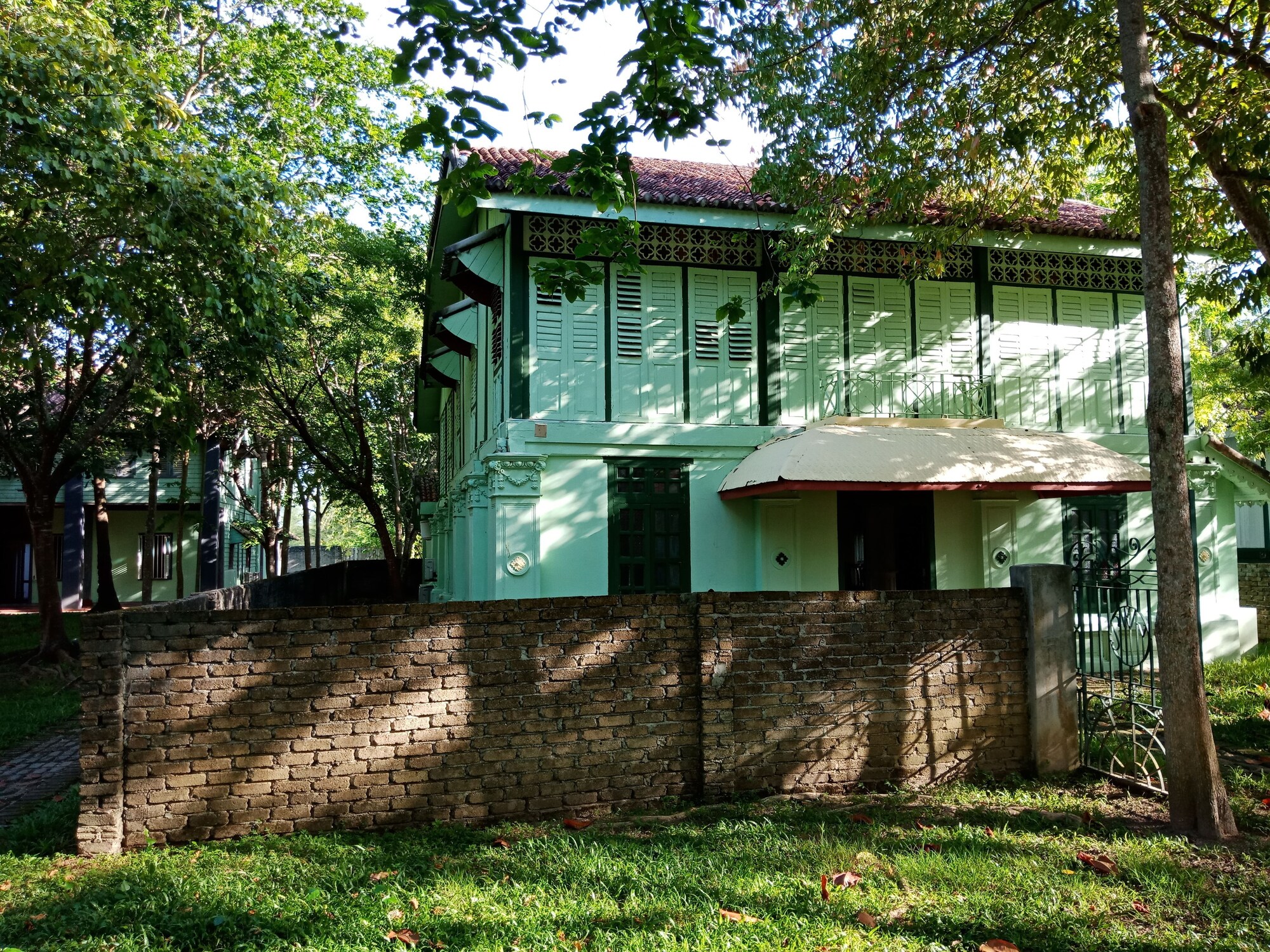 Bon Ton Antique Wooden Villas