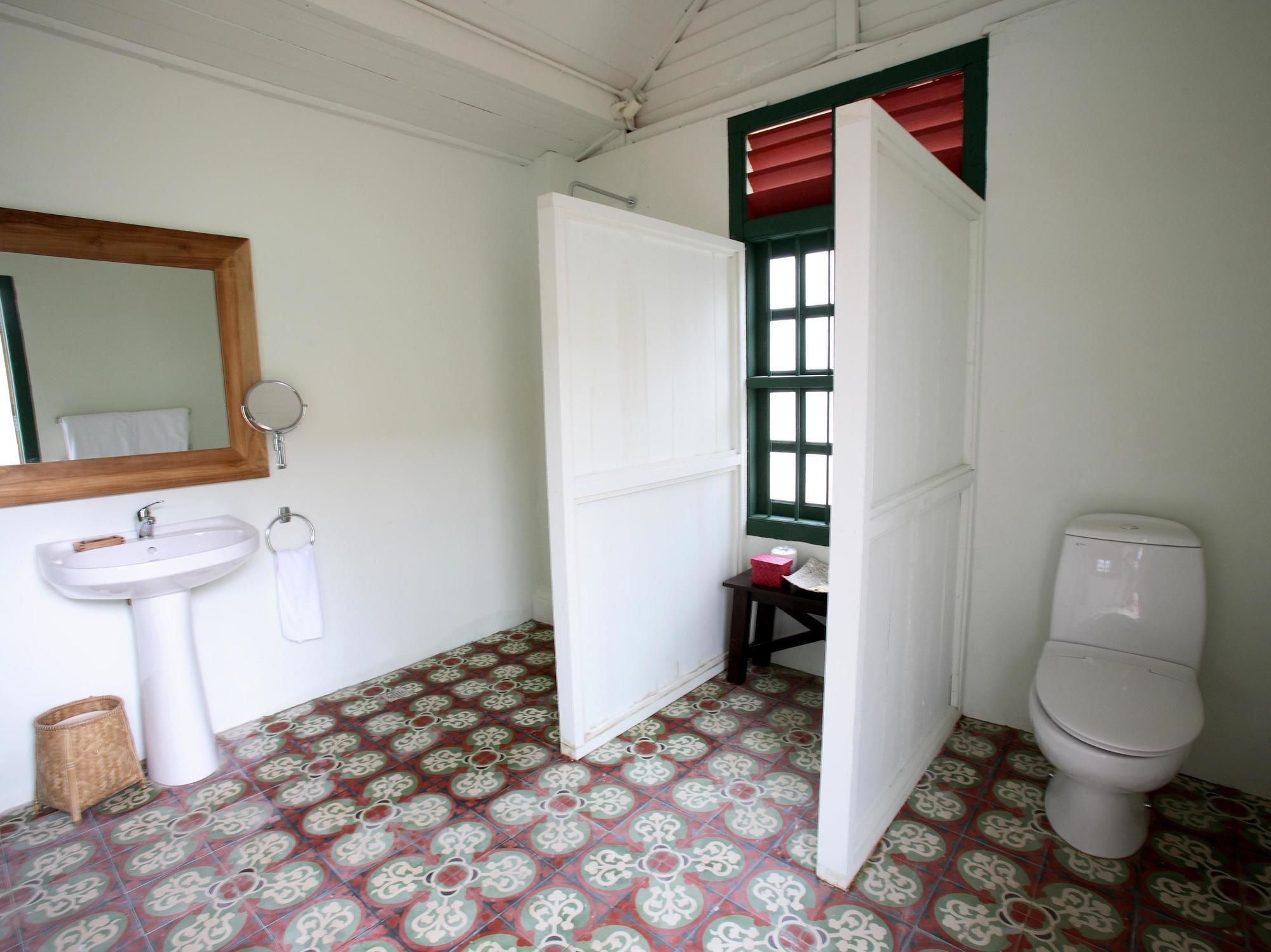 Bon Ton Antique Wooden Villas