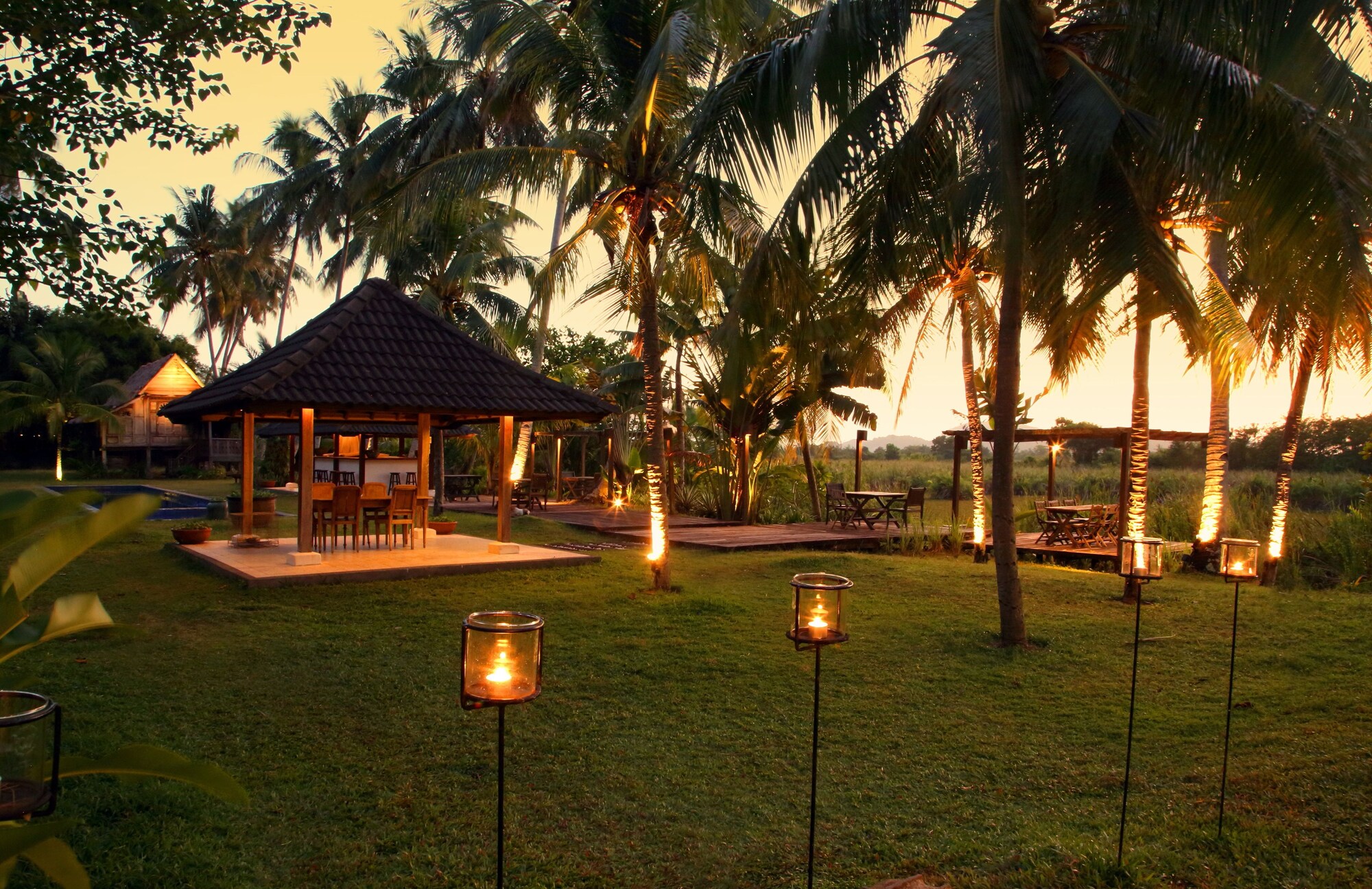 Bon Ton Antique Wooden Villas