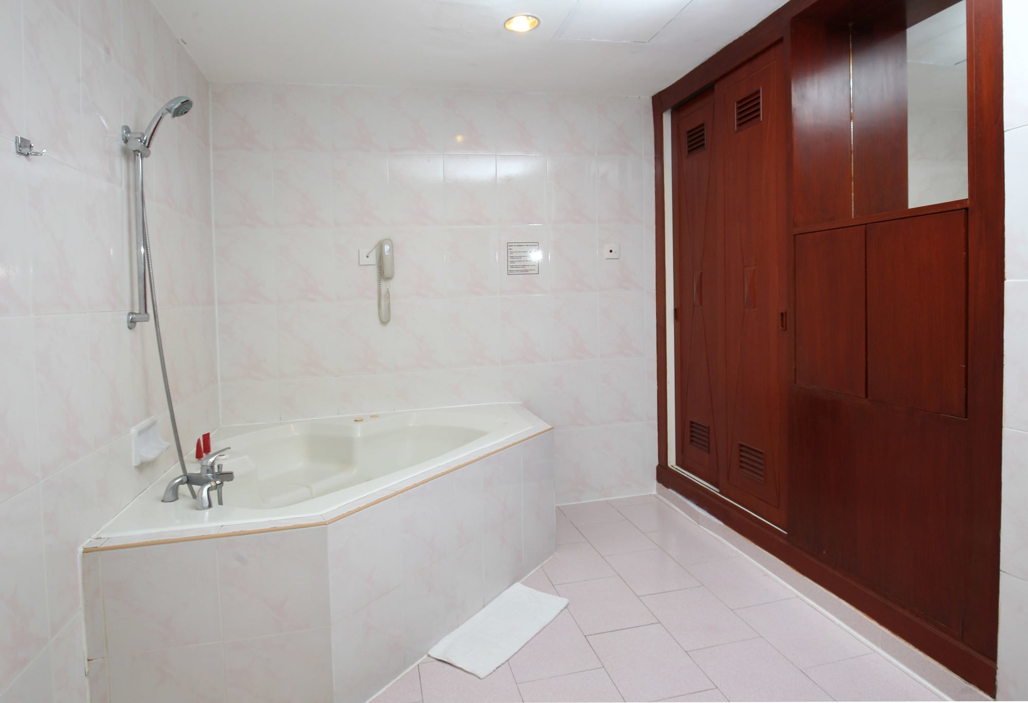 Swiss Avenue Hotel