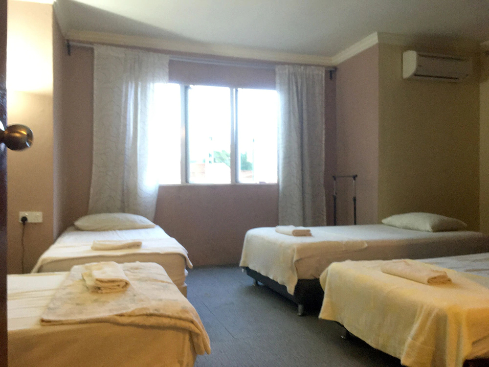 Naiim Hotel by OYO Rooms