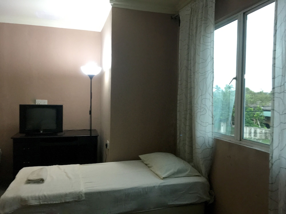 Naiim Hotel by OYO Rooms