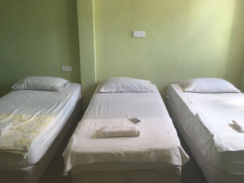 Naiim Hotel by OYO Rooms