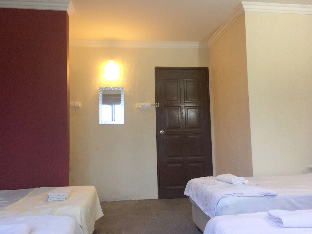 Naiim Hotel by OYO Rooms