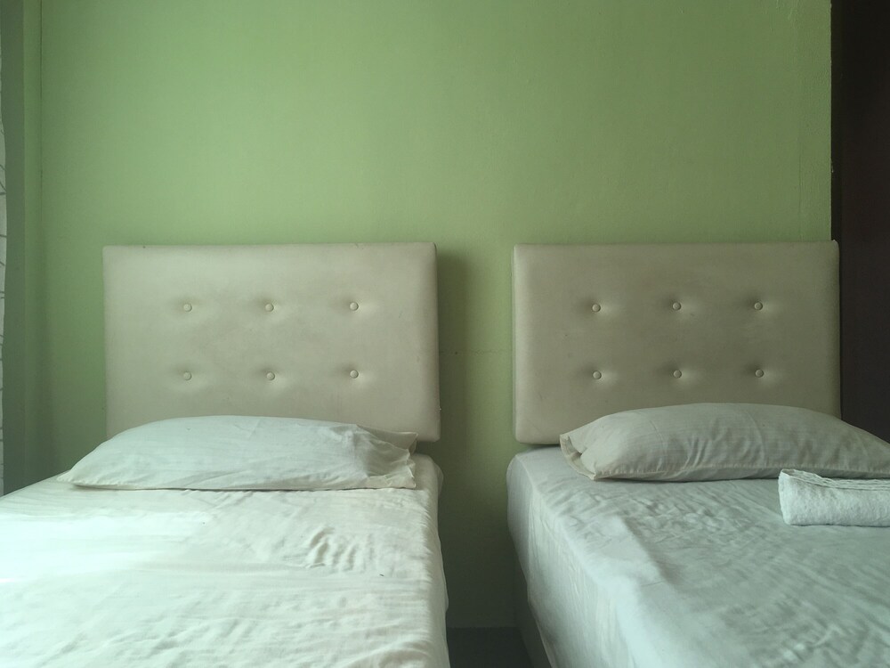 Naiim Hotel by OYO Rooms