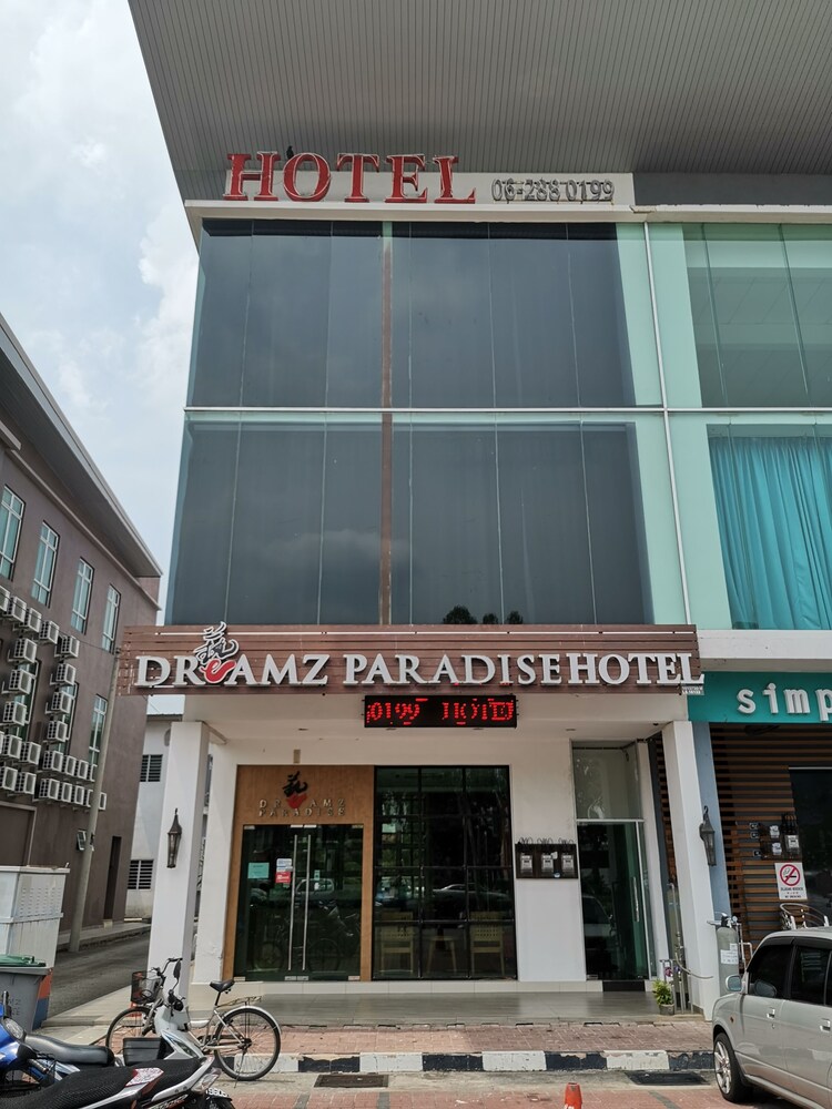 Dreamz Paradise Hotel