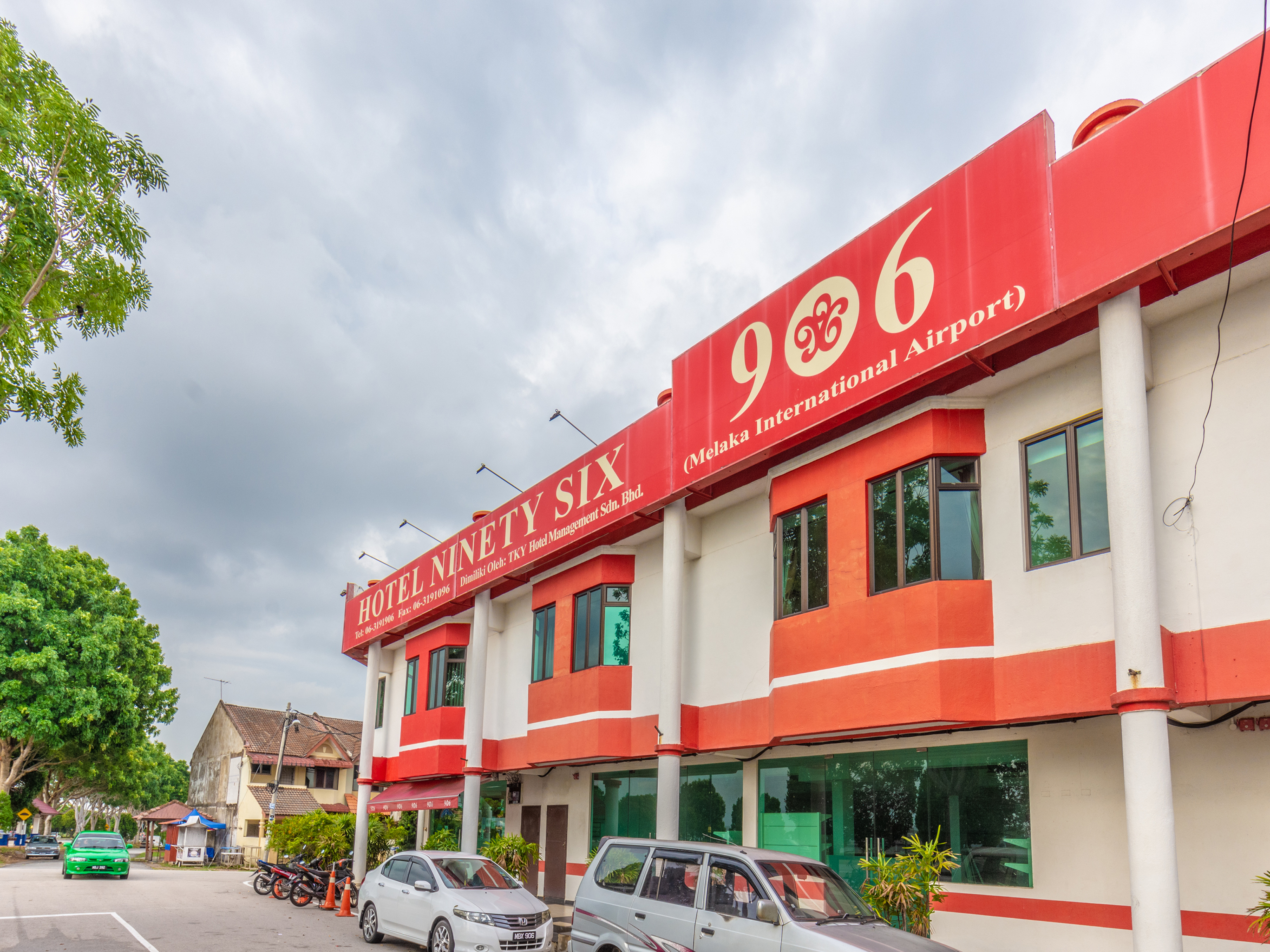 Hotel 906 Airport