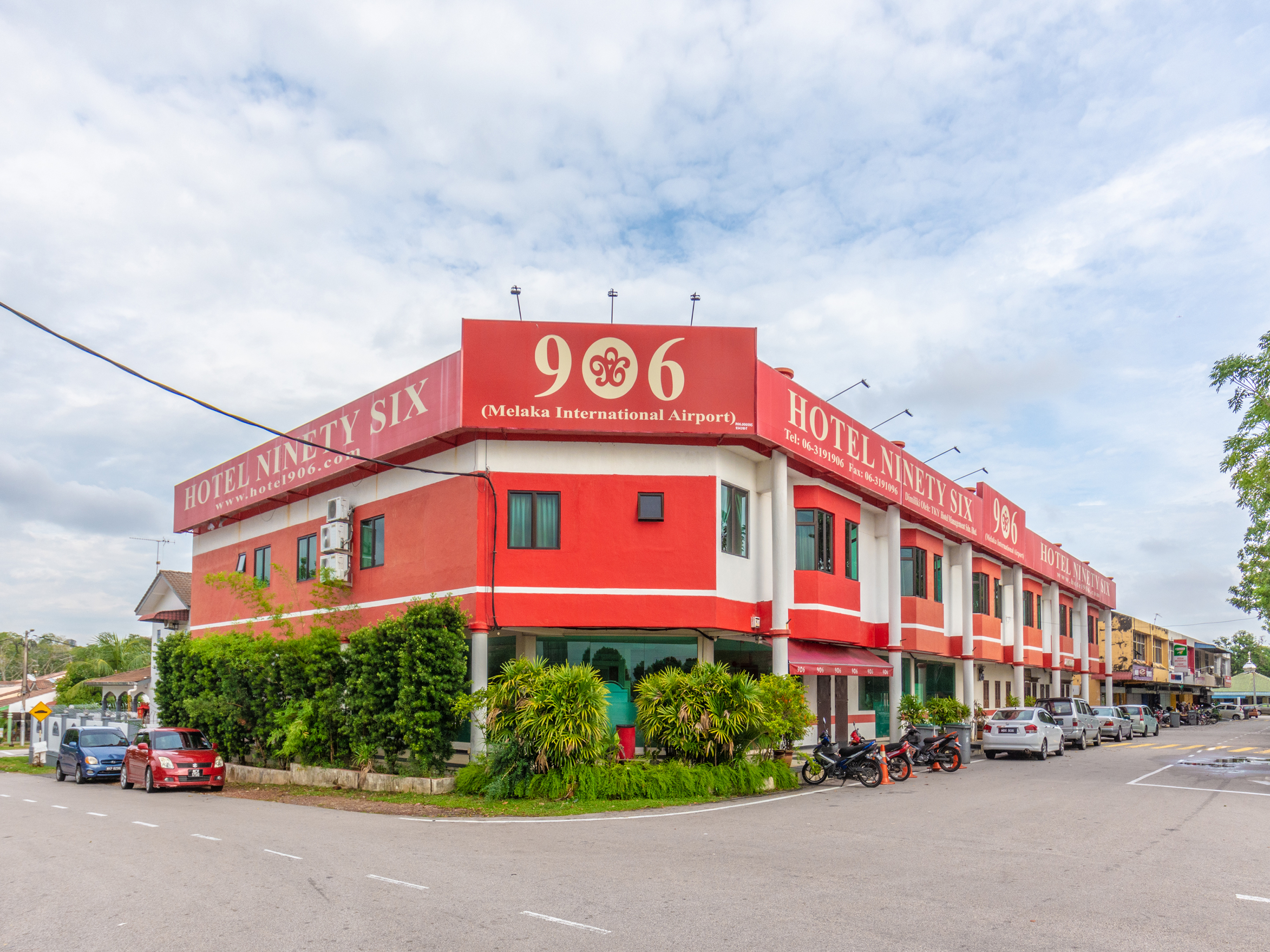 Hotel 906 Airport