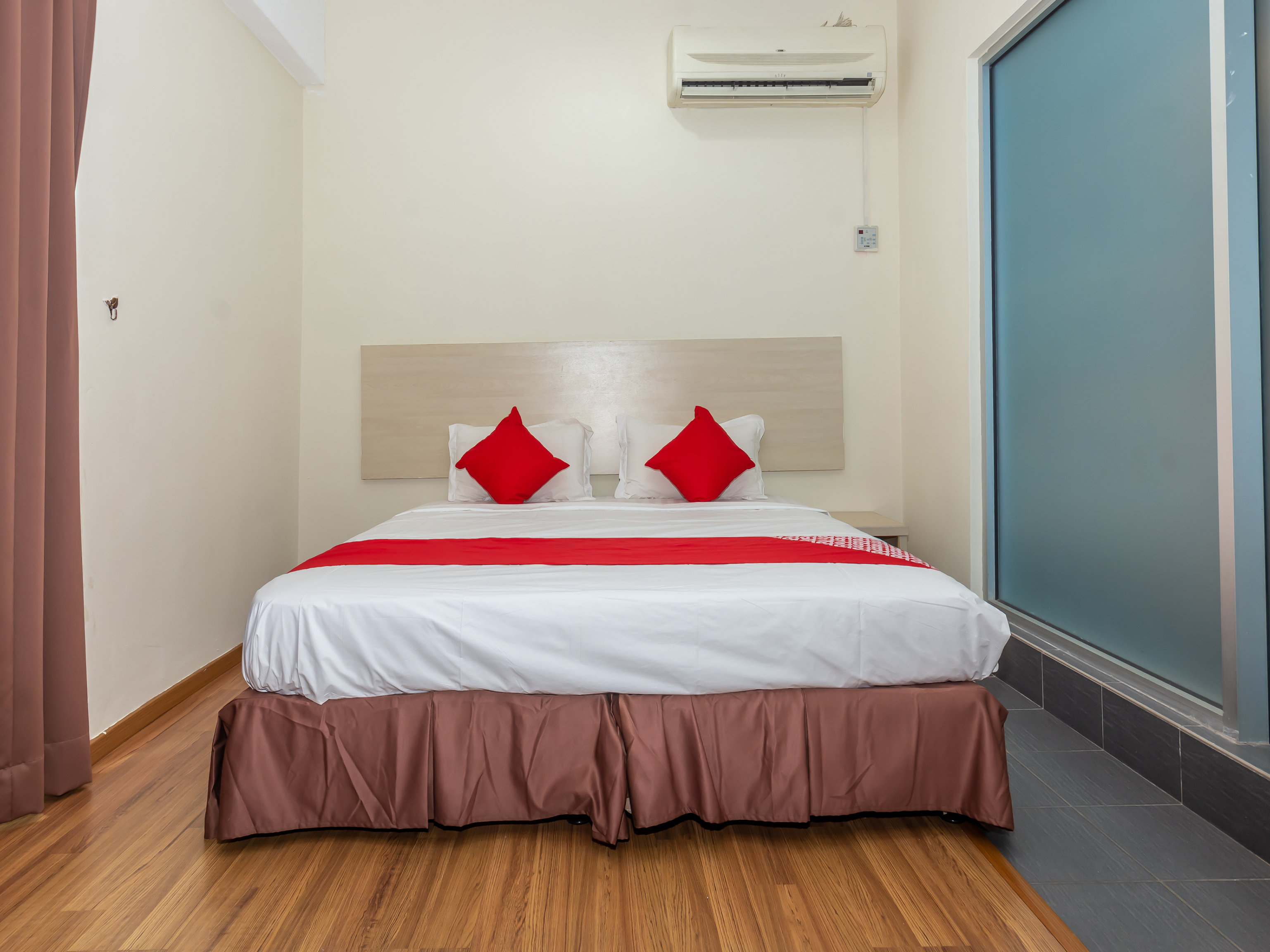 Hotel 906 Airport