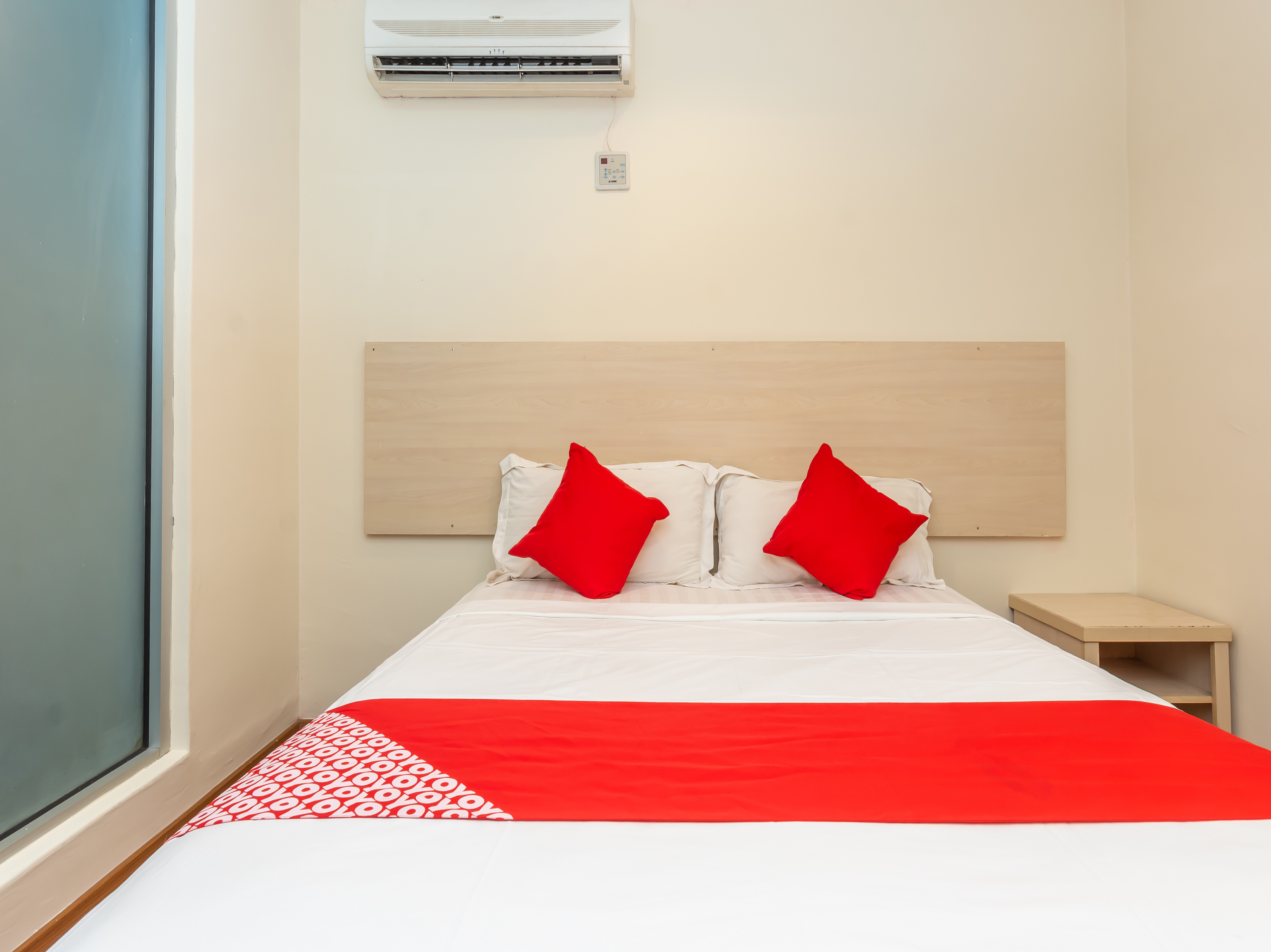 Hotel 906 Airport