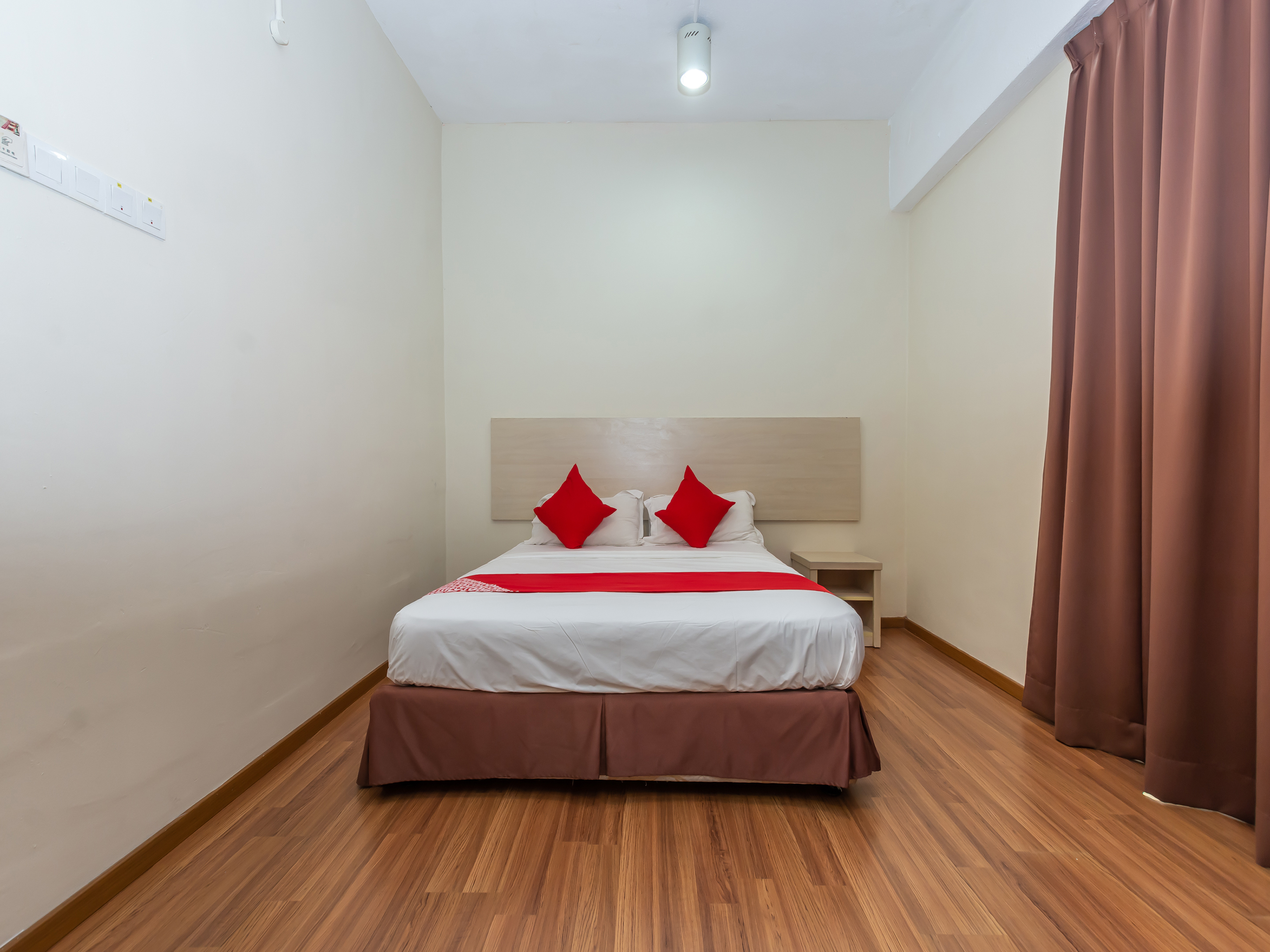 Hotel 906 Airport