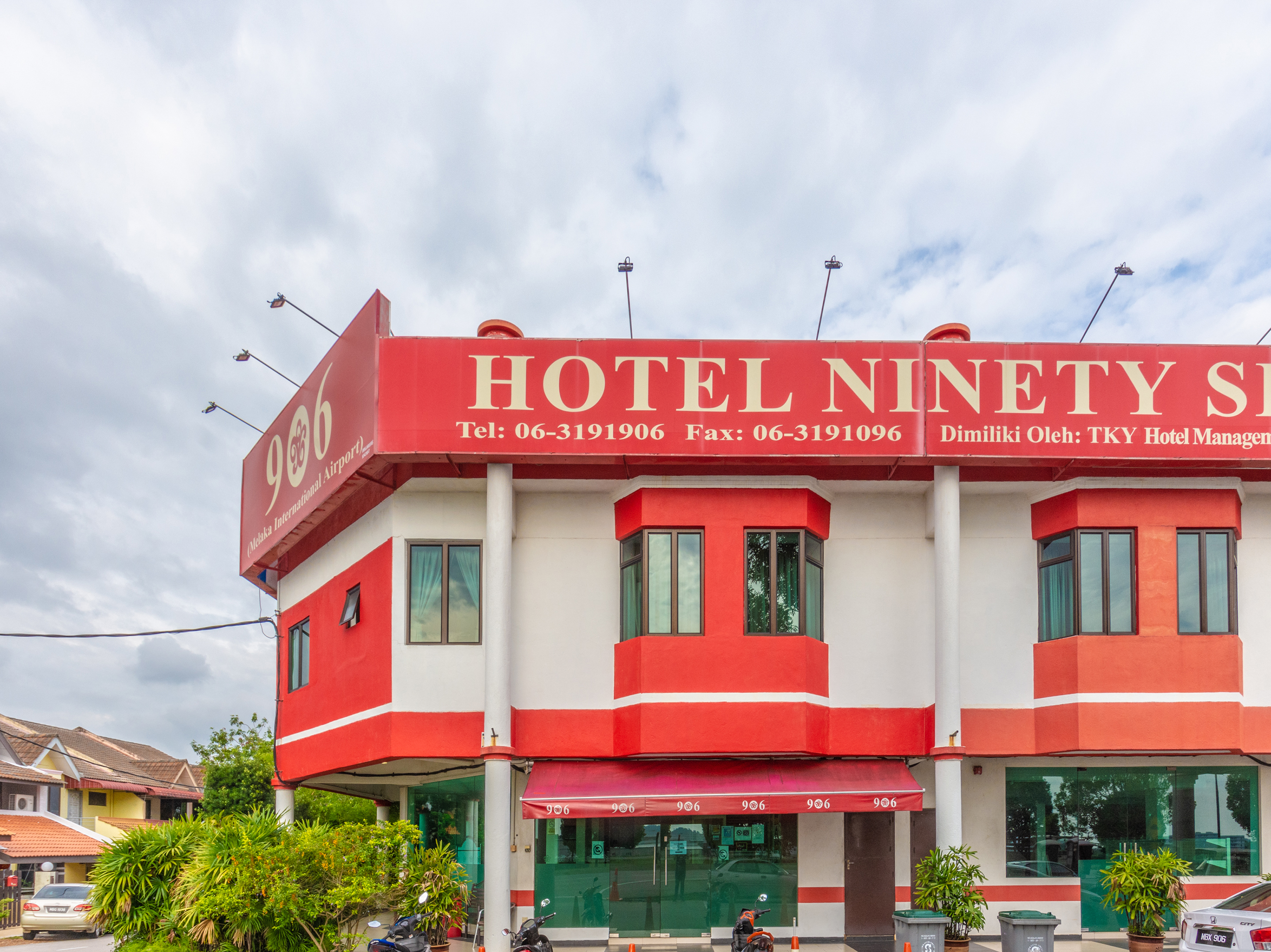 Hotel 906 Airport