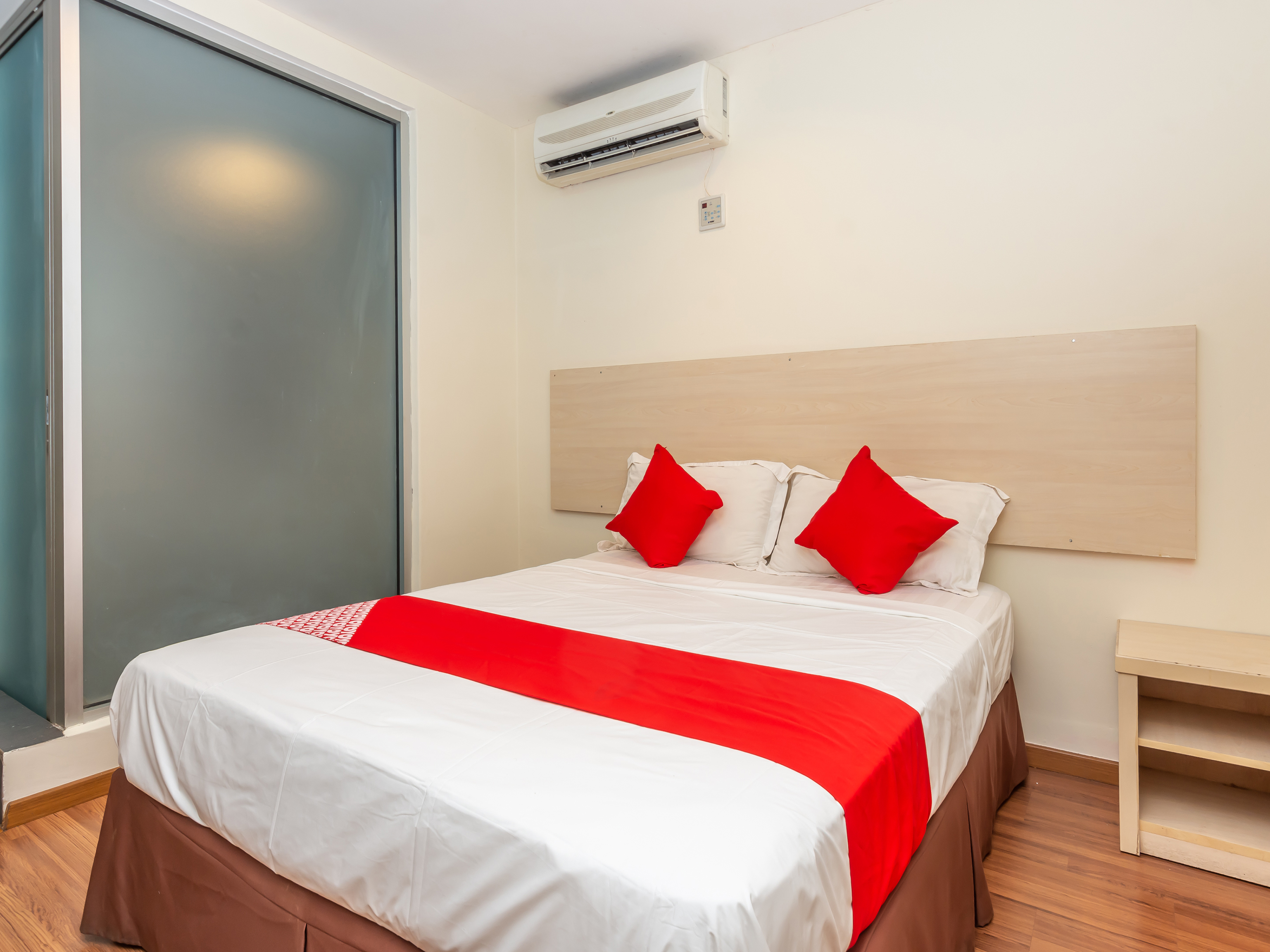 Hotel 906 Airport