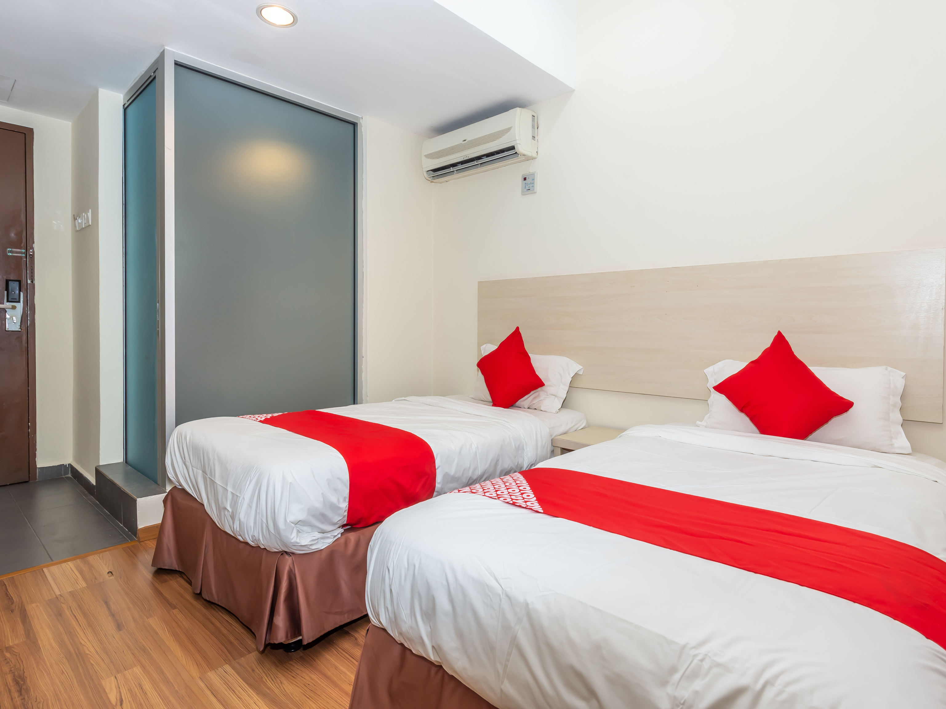 Hotel 906 Airport