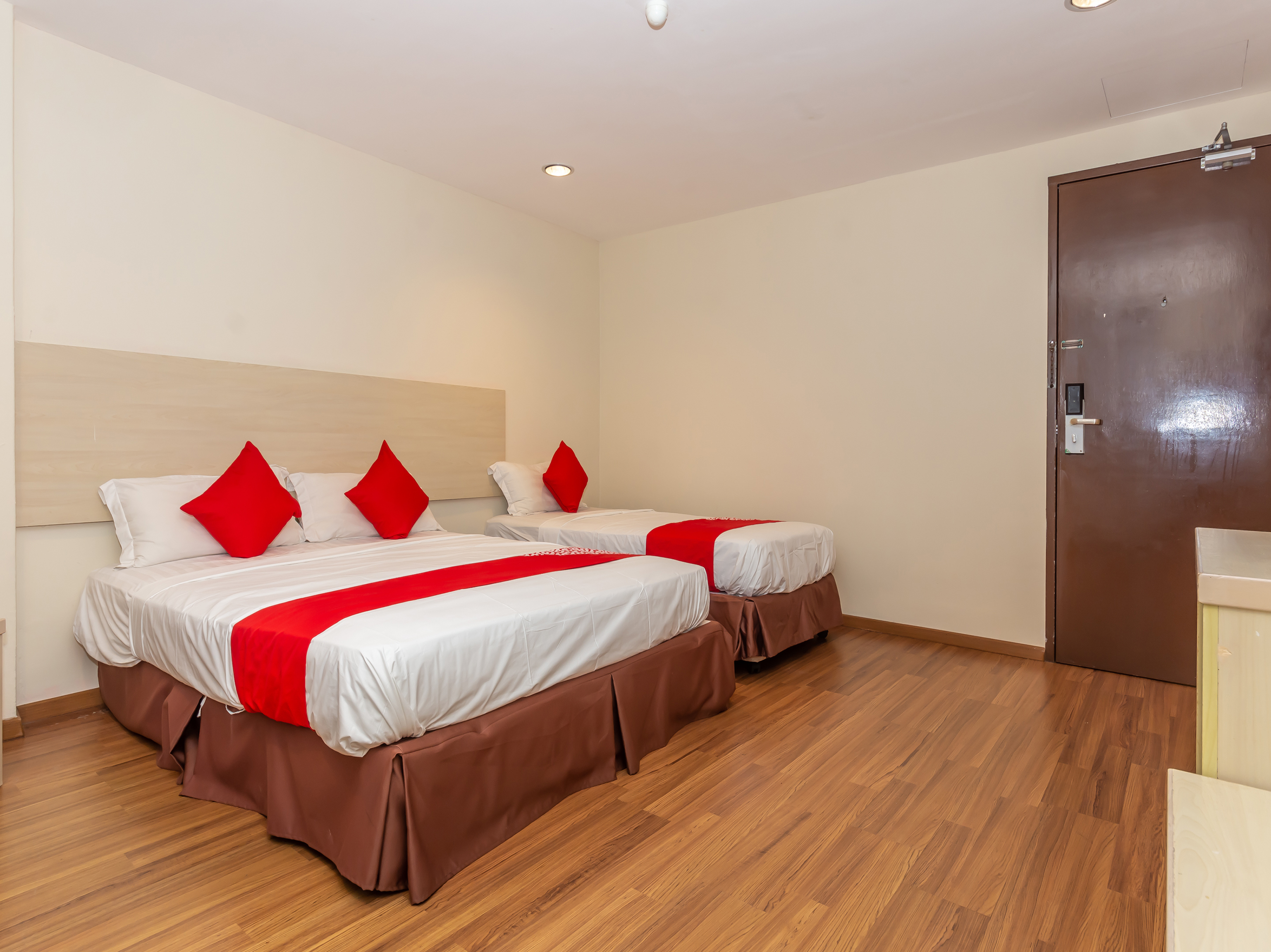 Hotel 906 Airport