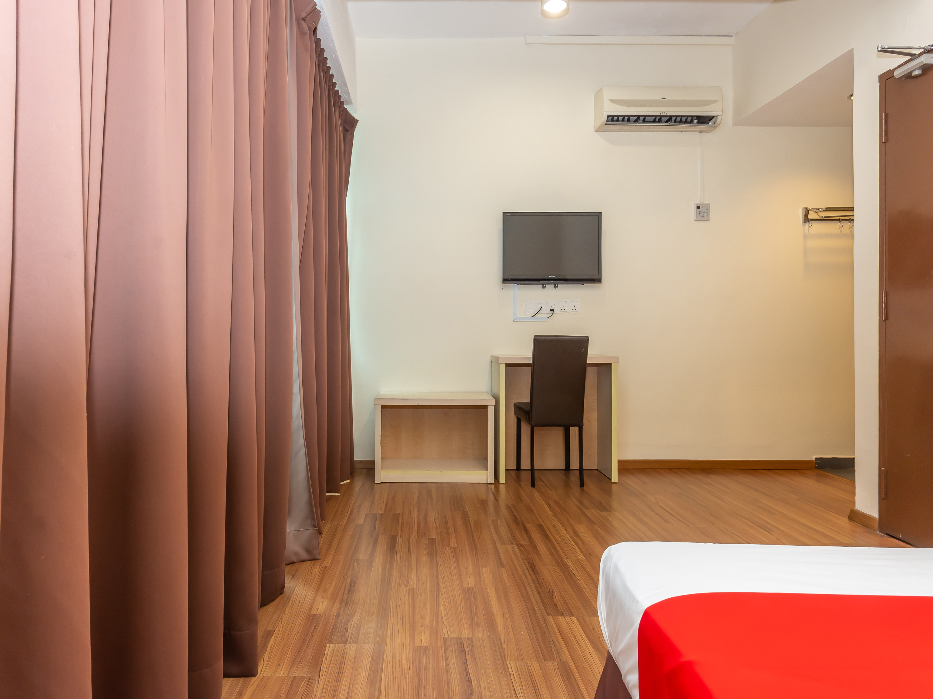 Hotel 906 Airport