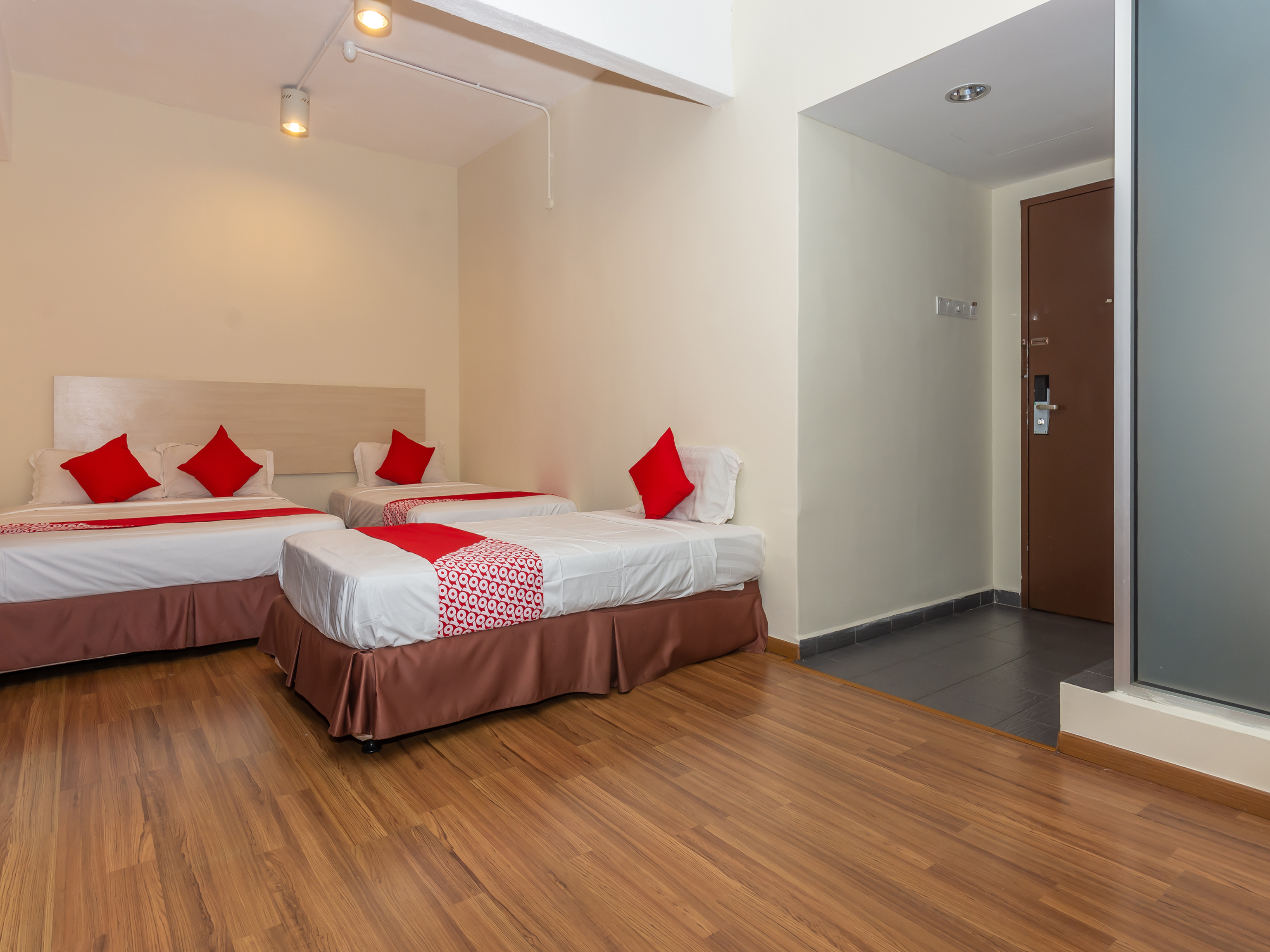 Hotel 906 Airport